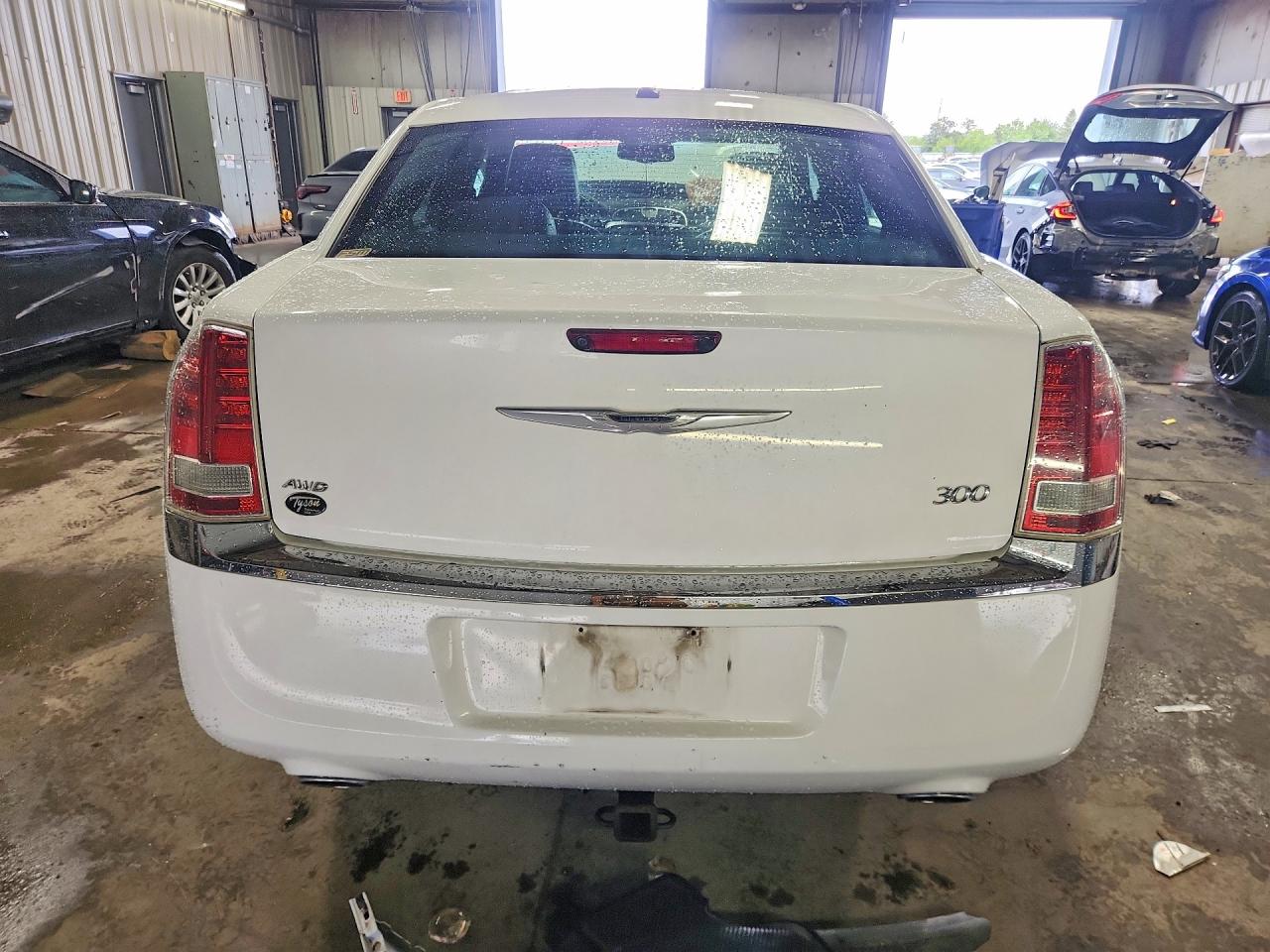2013 Chrysler 300 White vin: 2C3CCARG1DH716048
