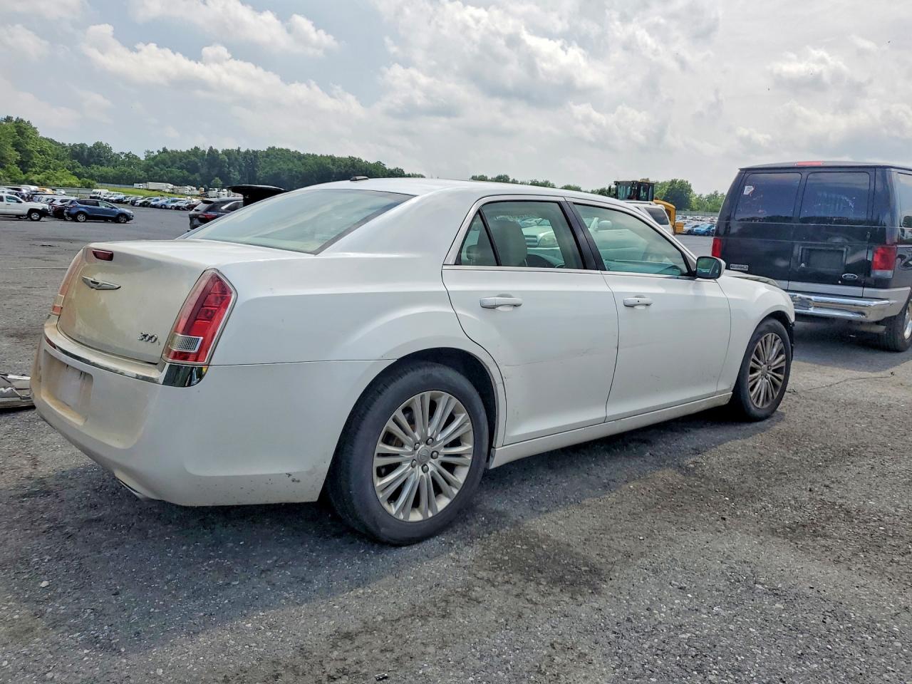 2013 Chrysler 300 White vin: 2C3CCARG3DH560028
