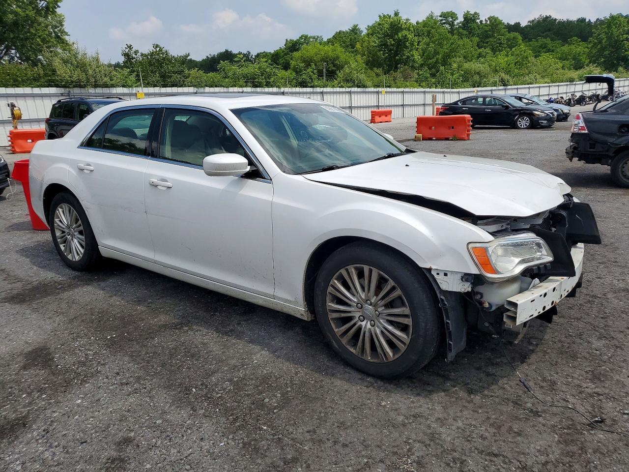 2013 Chrysler 300 White vin: 2C3CCARG3DH560028