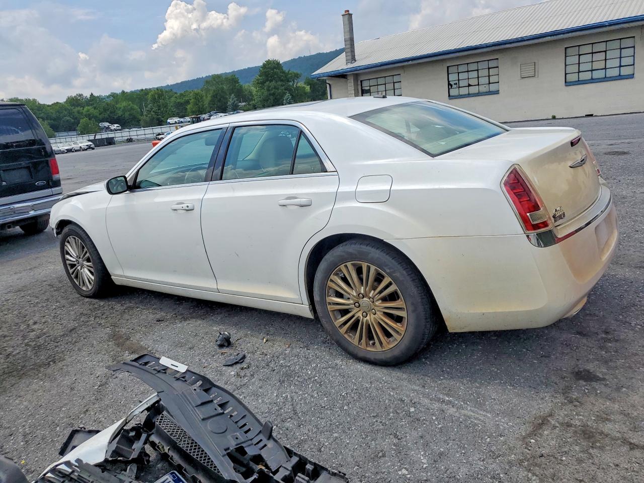 2013 Chrysler 300 White vin: 2C3CCARG3DH560028