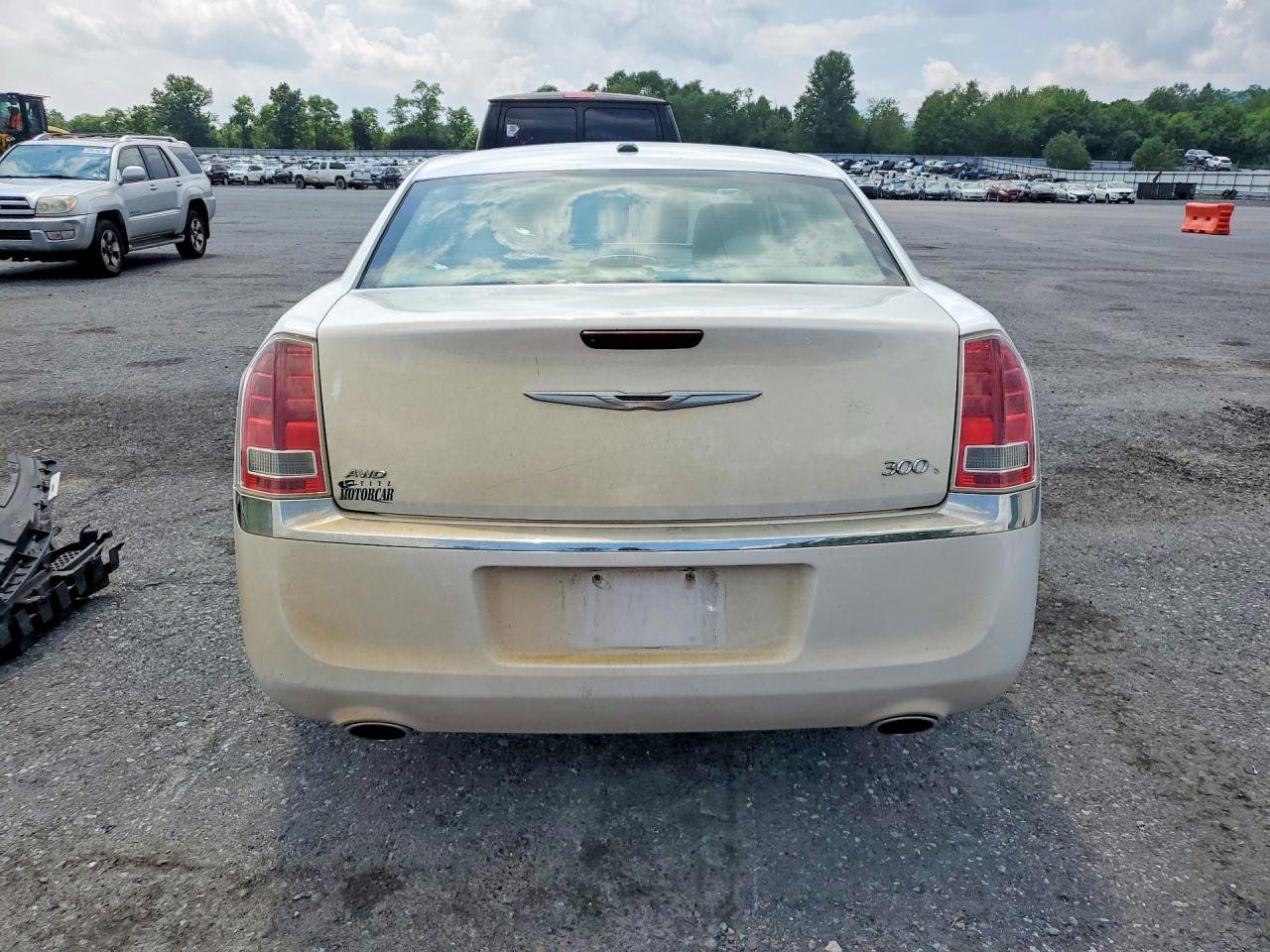 2013 Chrysler 300 White vin: 2C3CCARG3DH560028
