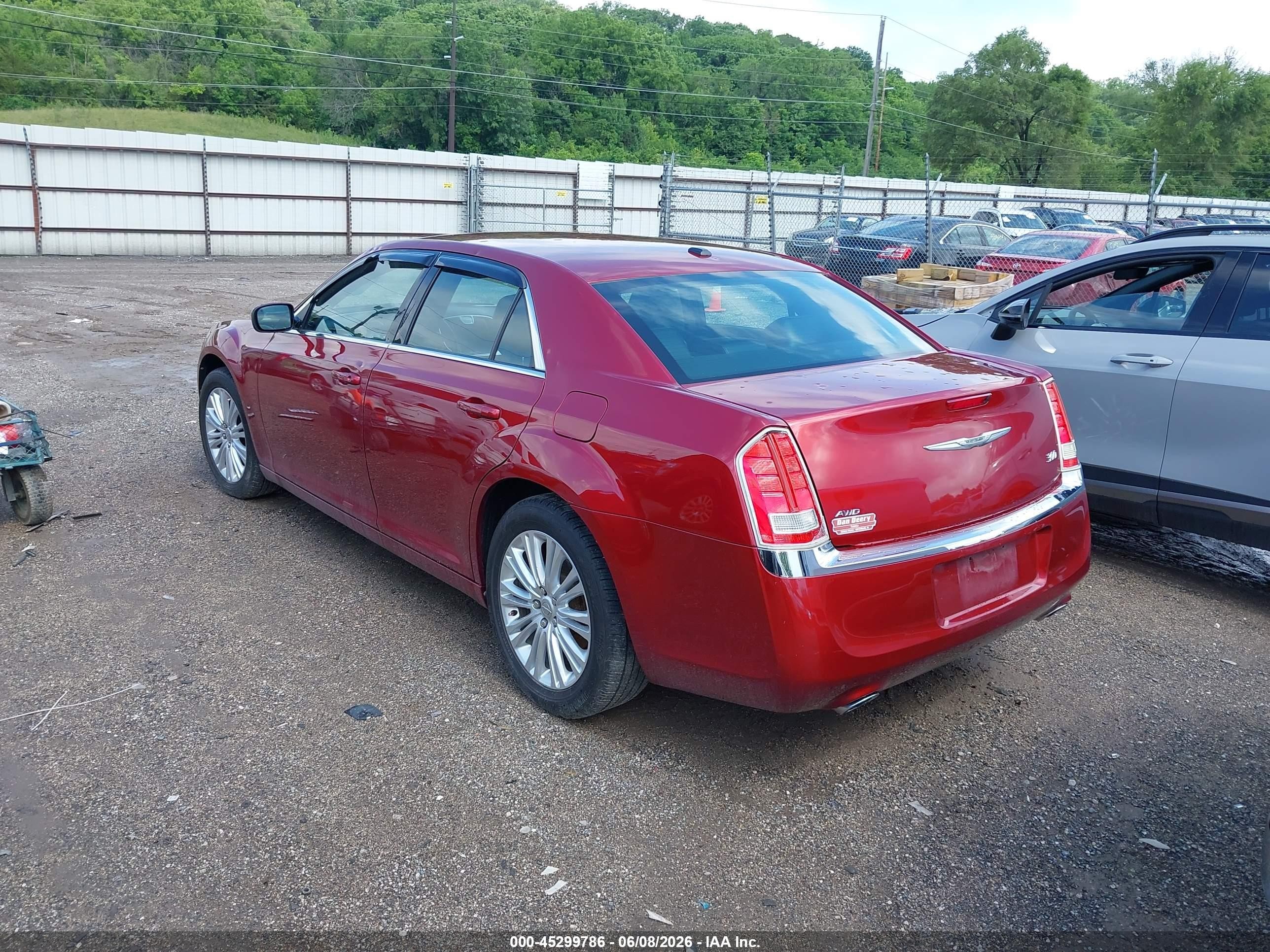 2014 Chrysler 300   Red vin: 2C3CCARG3EH253136