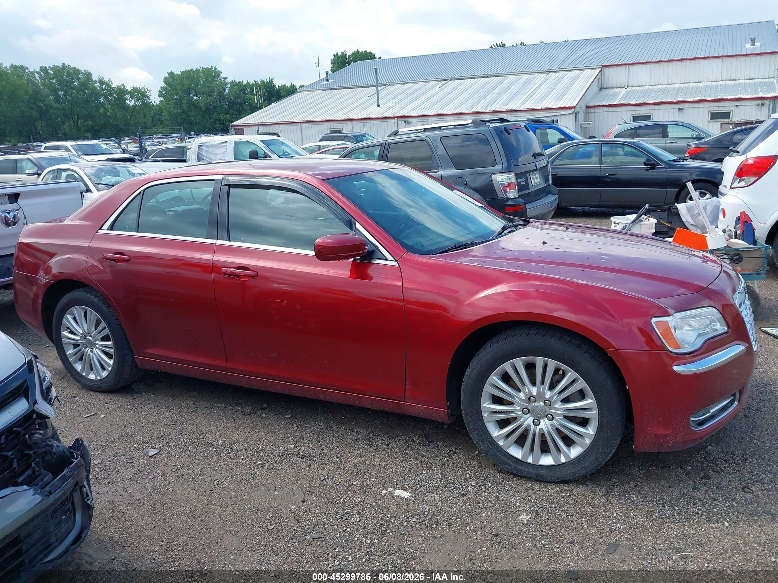 2014 Chrysler 300   Red vin: 2C3CCARG3EH253136