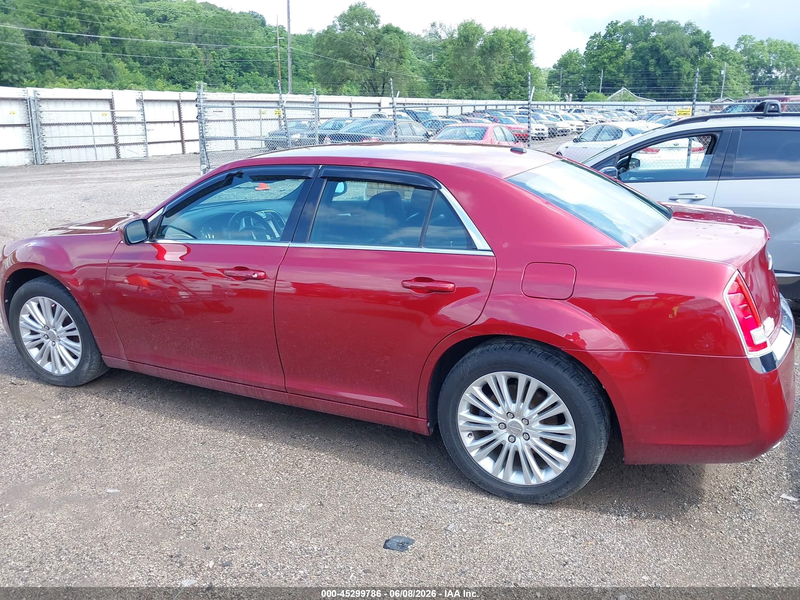 2014 Chrysler 300   Red vin: 2C3CCARG3EH253136