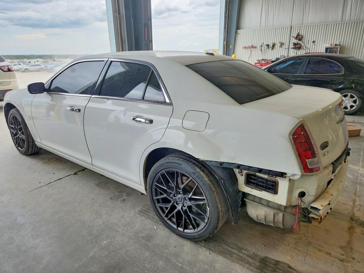 2014 Chrysler 300 White vin: 2C3CCARG3EH355830