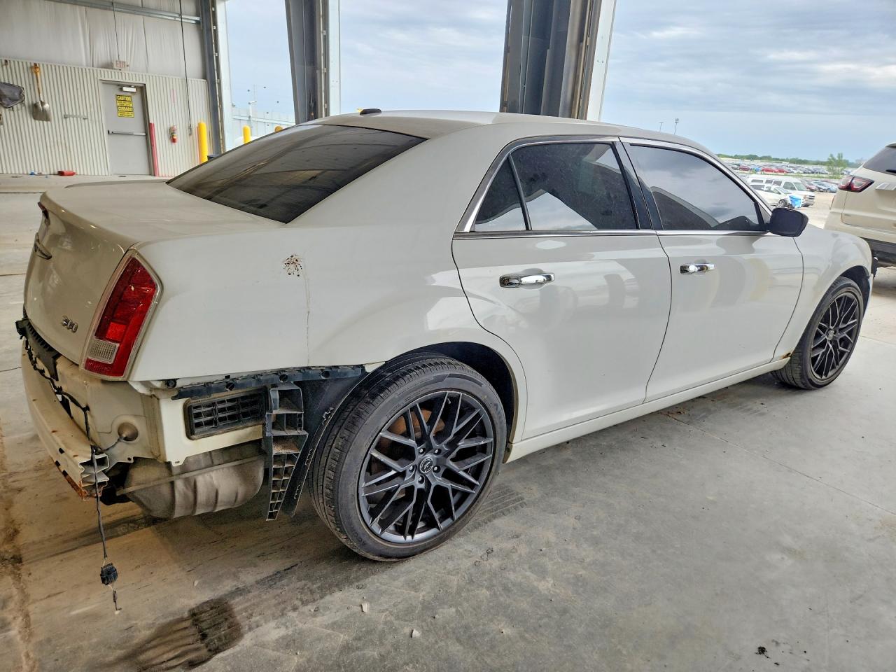 2014 Chrysler 300 White vin: 2C3CCARG3EH355830
