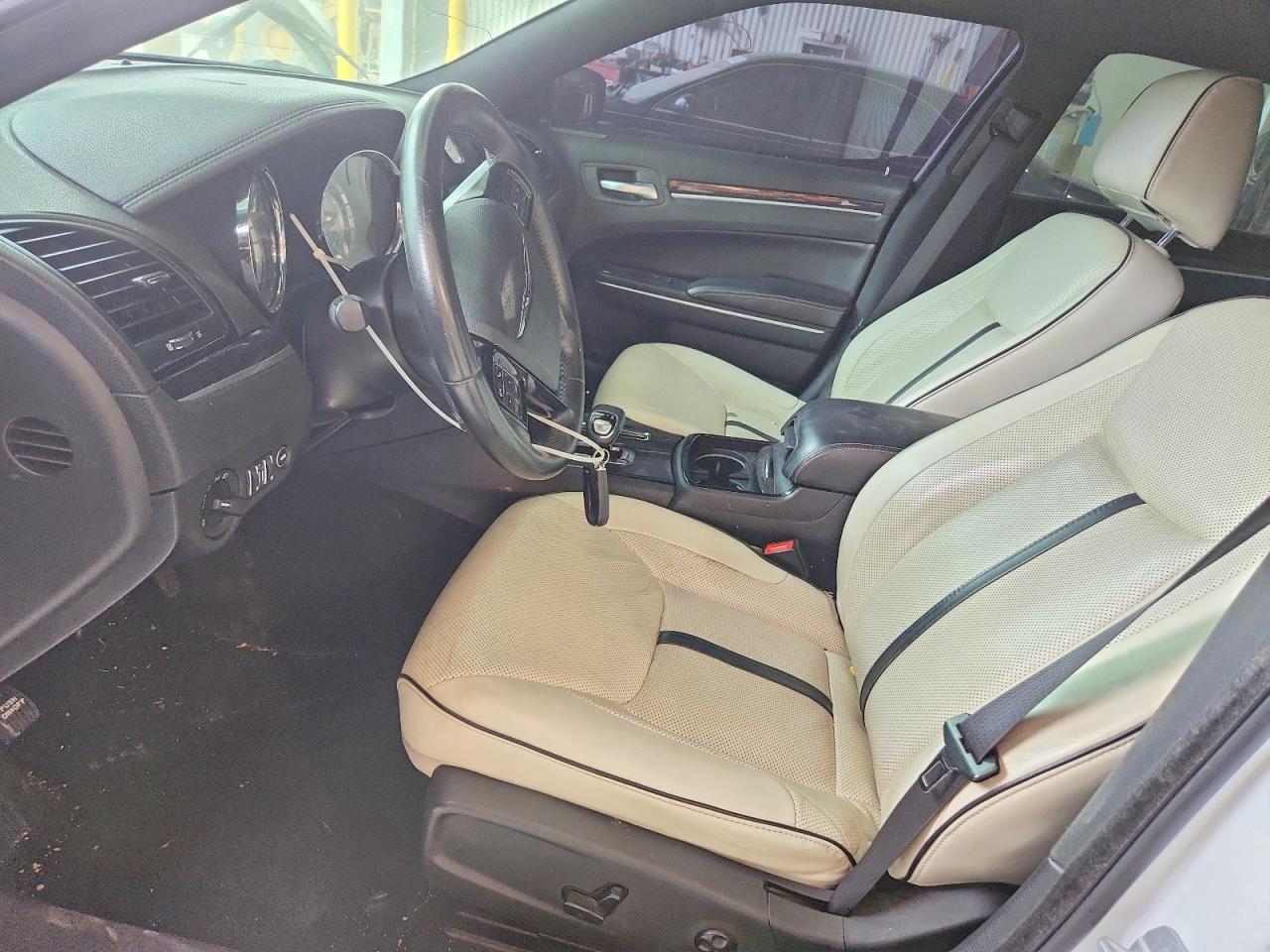 2014 Chrysler 300 White vin: 2C3CCARG3EH355830