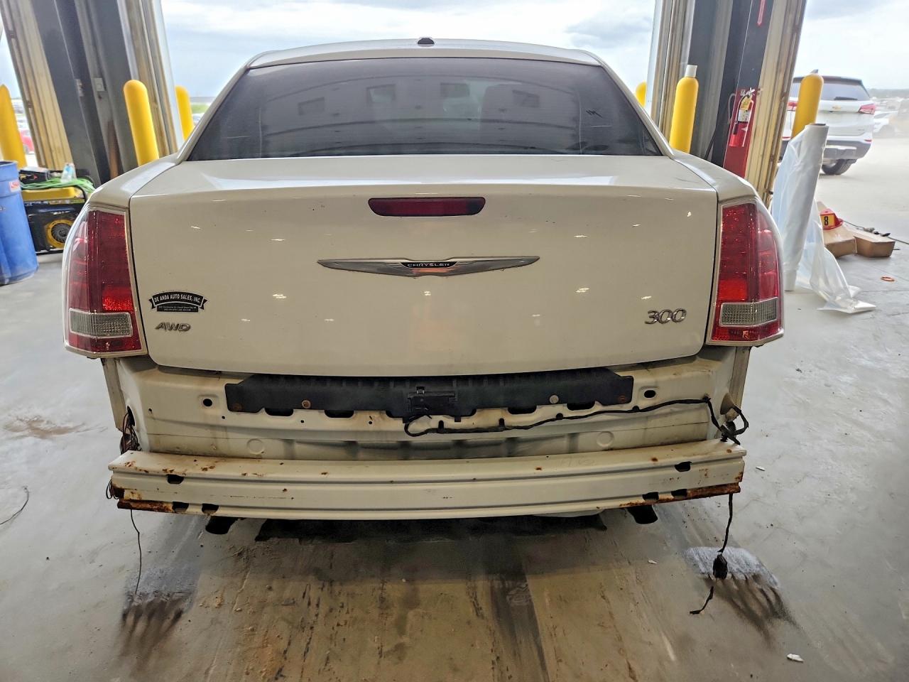 2014 Chrysler 300 White vin: 2C3CCARG3EH355830