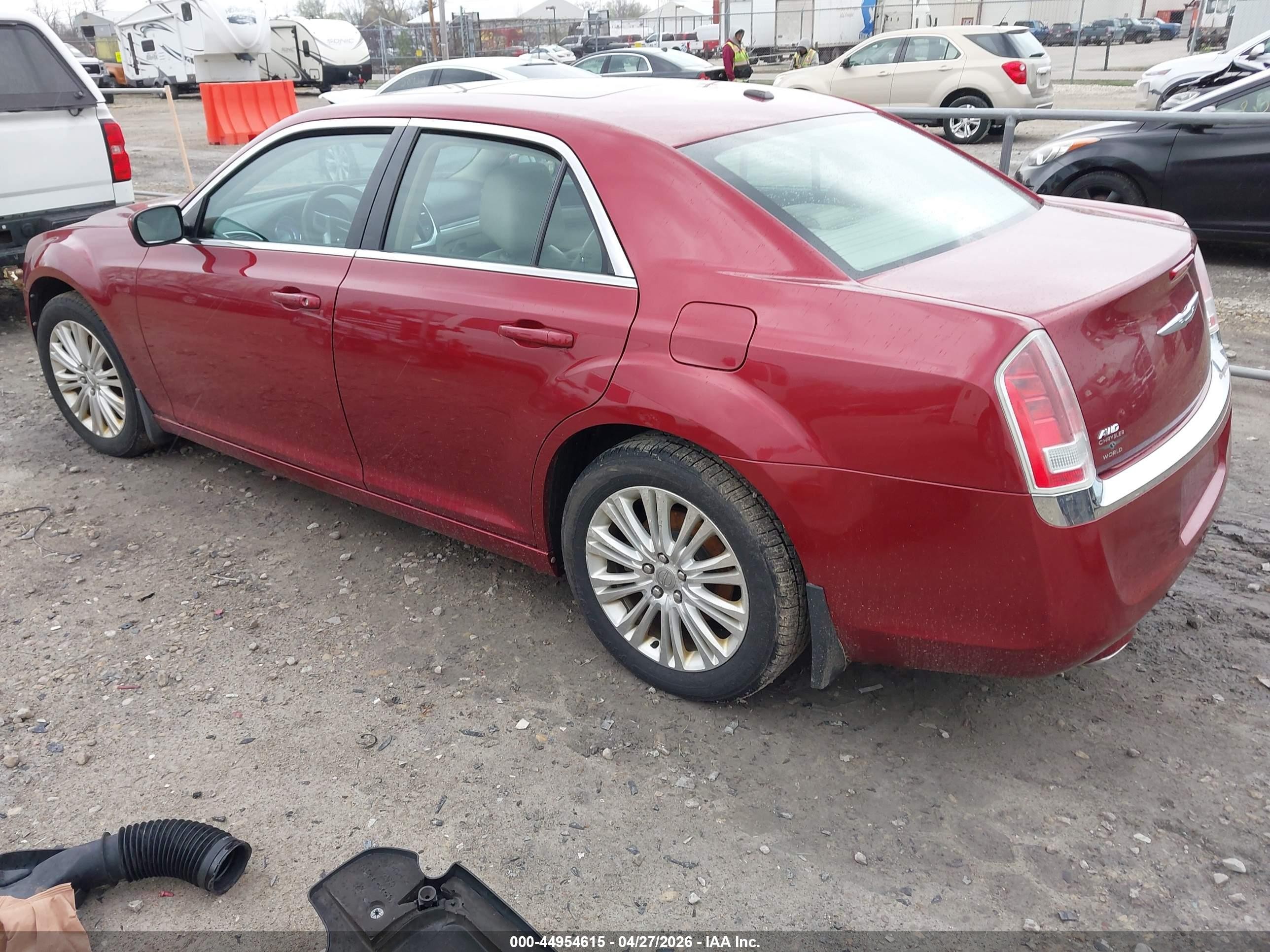 2014 Chrysler 300   Red vin: 2C3CCARG4EH157757
