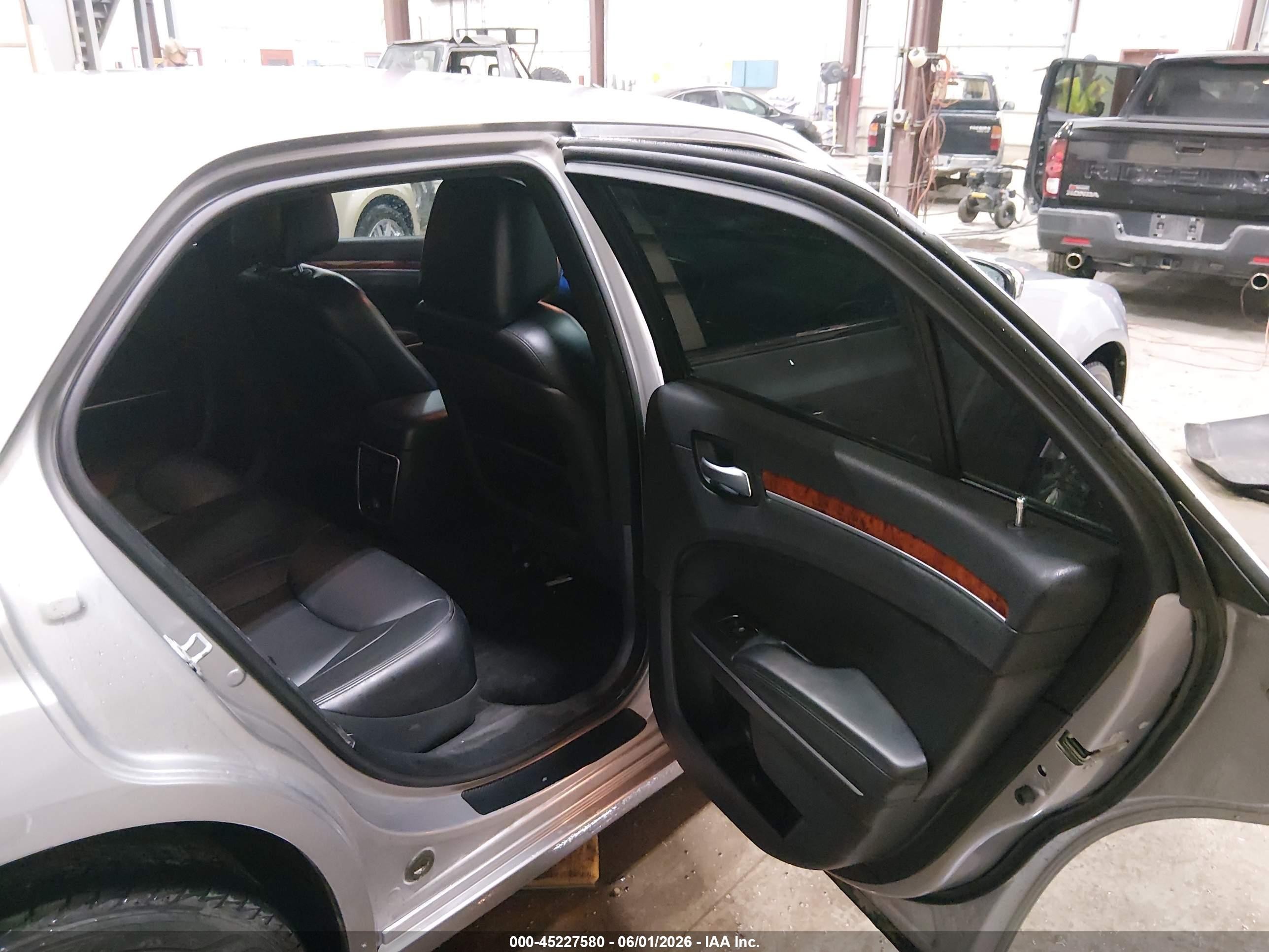 2014 Chrysler 300   Серый vin: 2C3CCARG4EH352726
