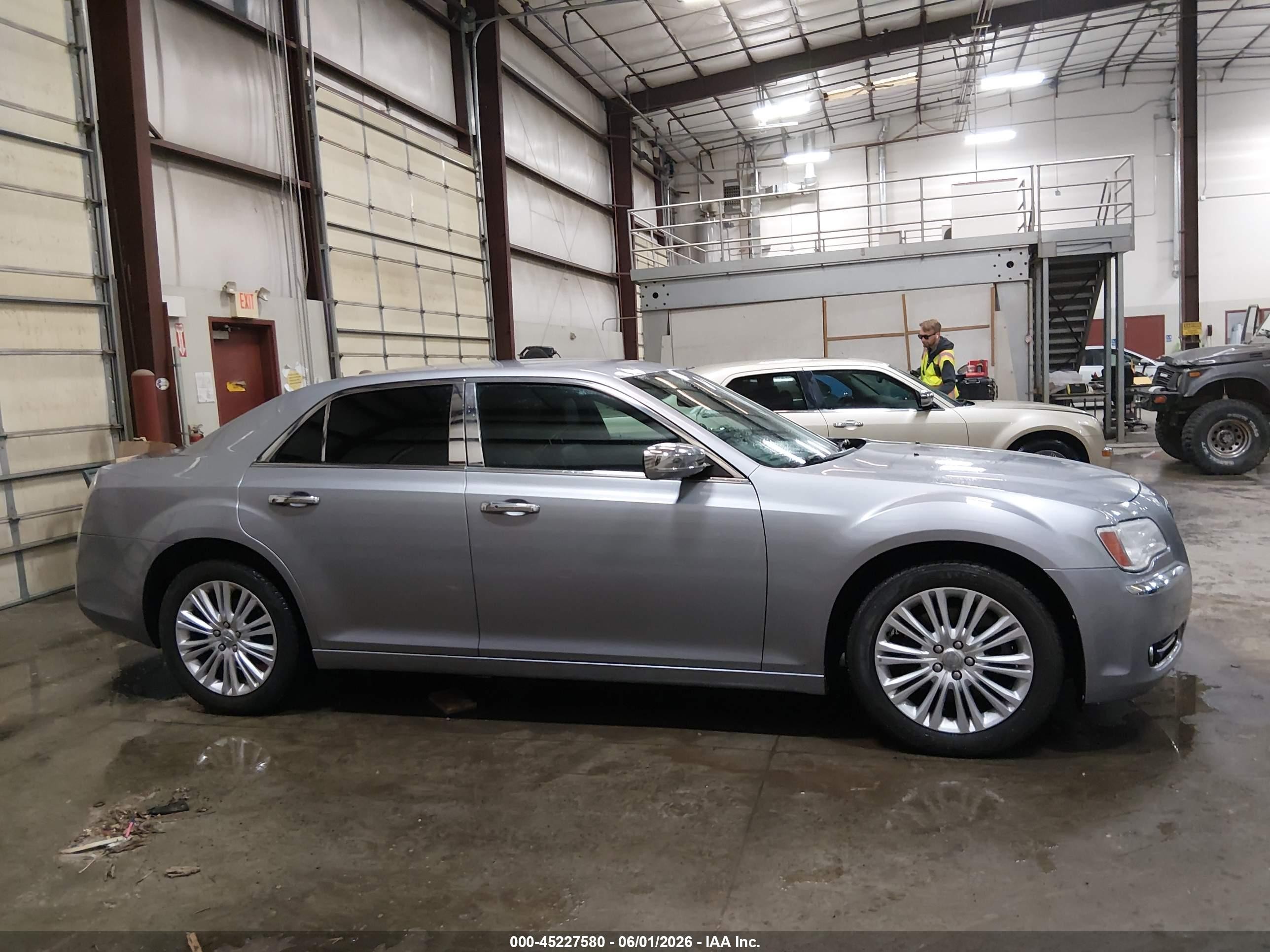 2014 Chrysler 300   Серый vin: 2C3CCARG4EH352726