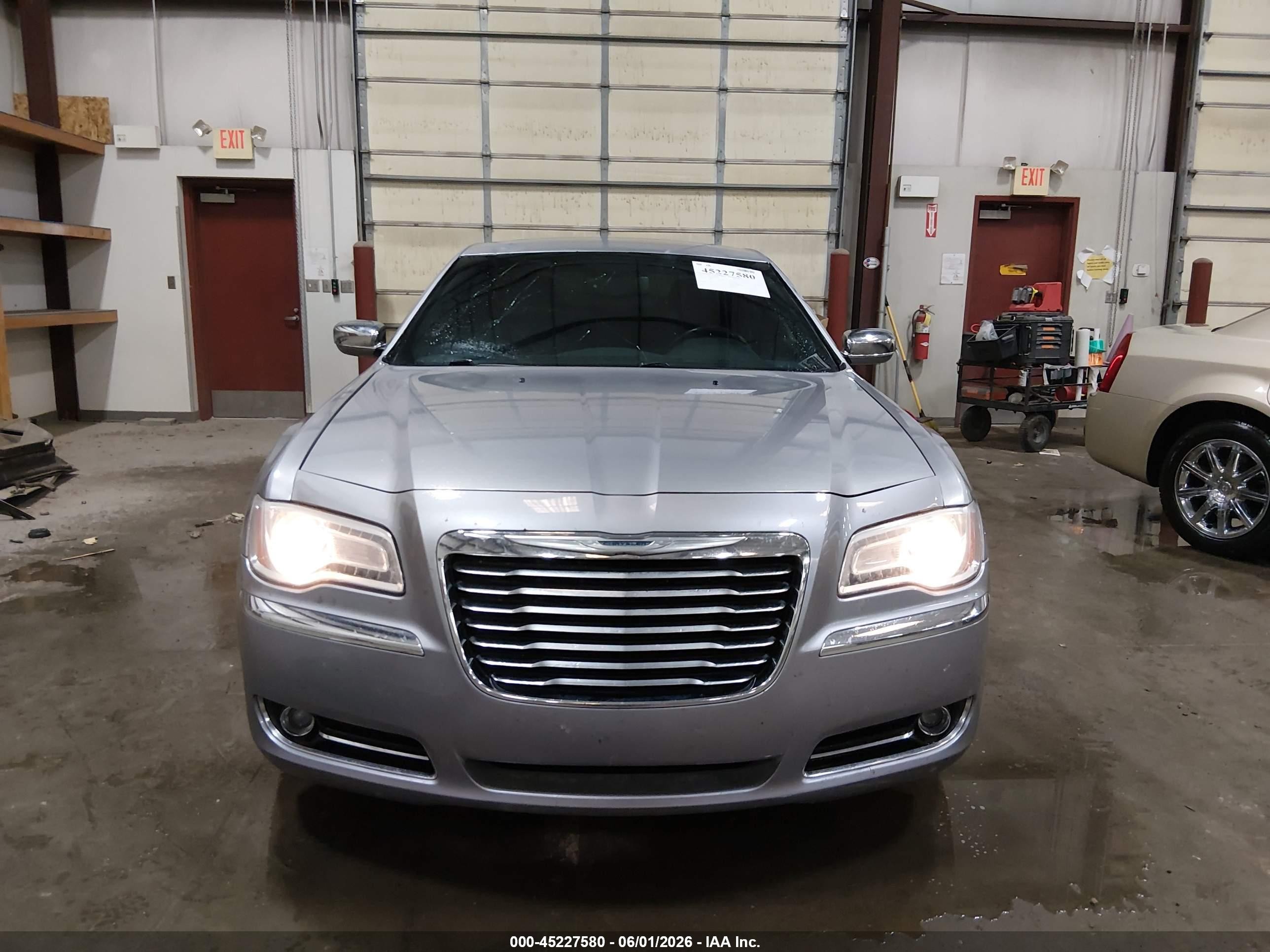 2014 Chrysler 300   Серый vin: 2C3CCARG4EH352726