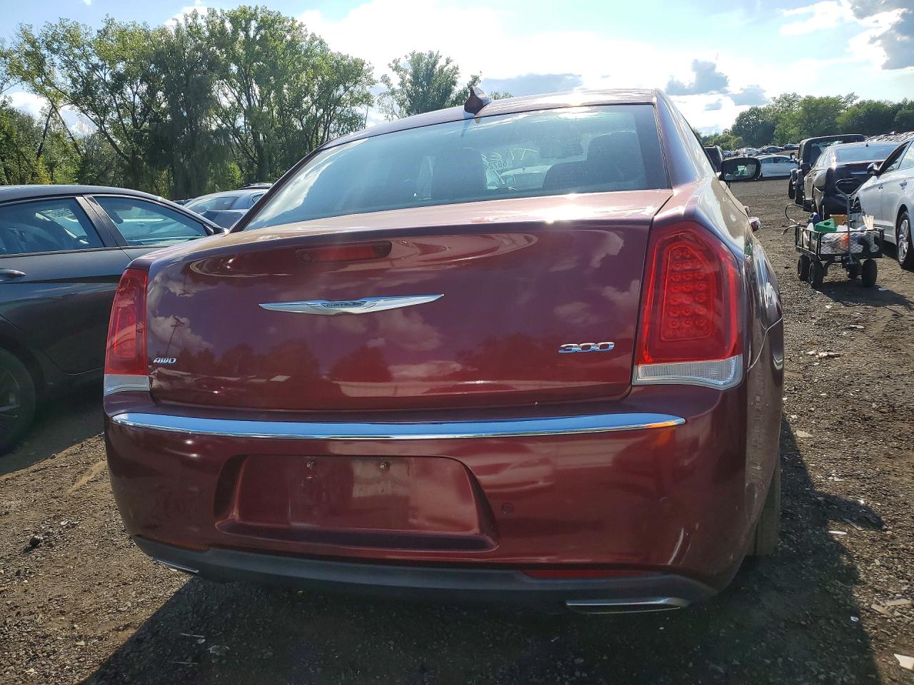 2015 Chrysler 300 Limited Red vin: 2C3CCARG4FH883040