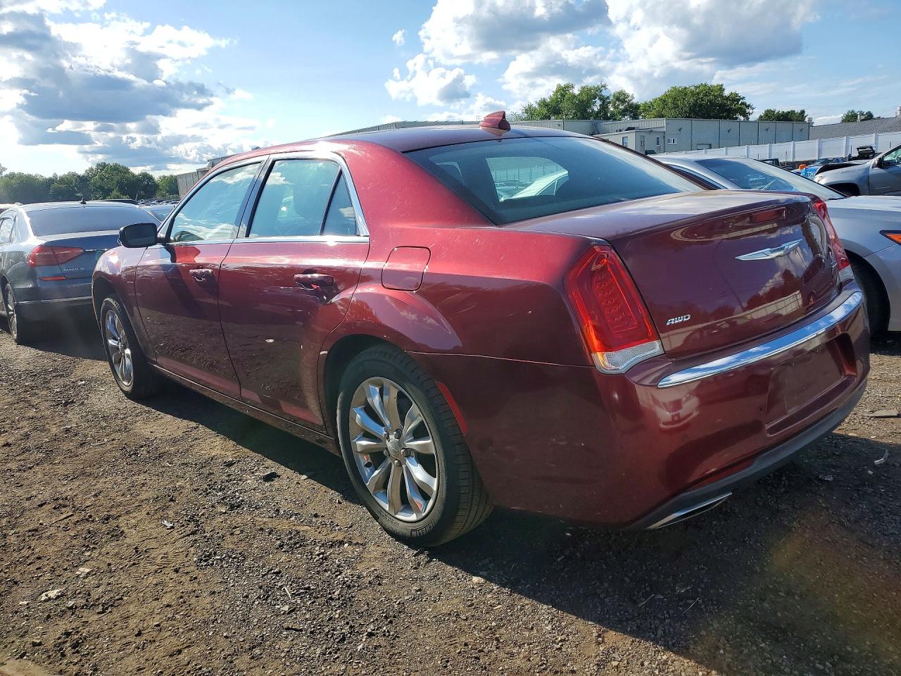 2015 Chrysler 300 Limited Red vin: 2C3CCARG4FH883040