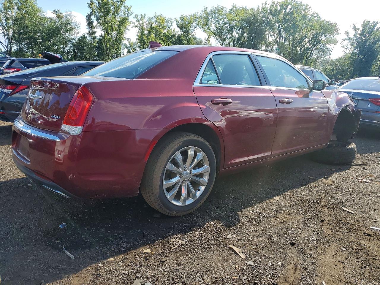 2015 Chrysler 300 Limited Red vin: 2C3CCARG4FH883040