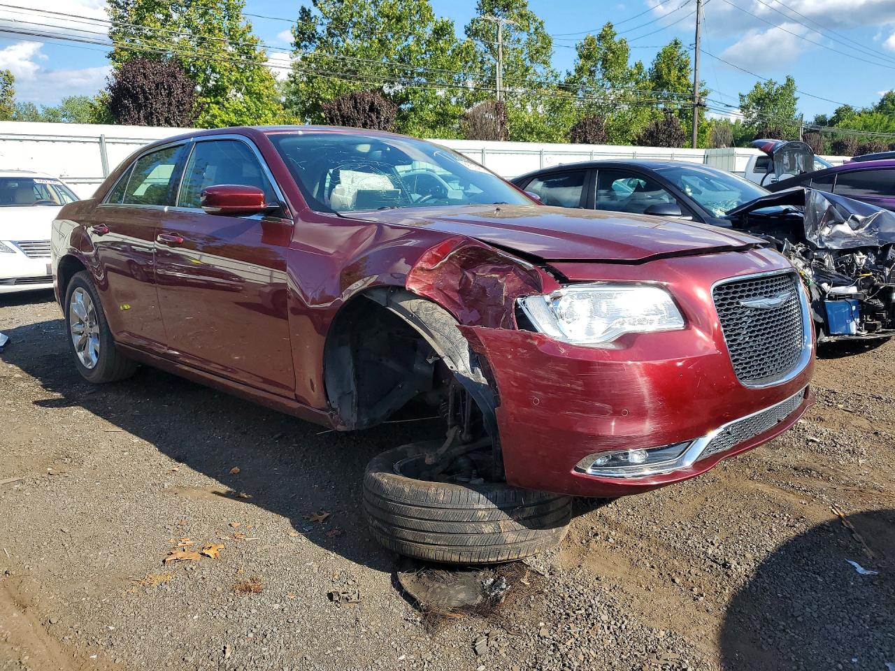 2015 Chrysler 300 Limited Red vin: 2C3CCARG4FH883040