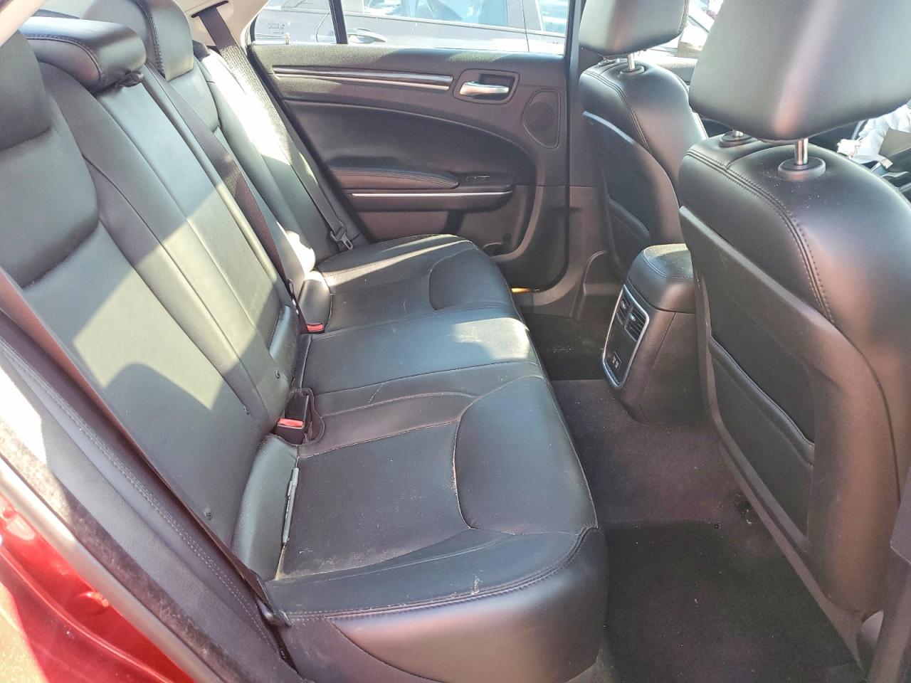 2015 Chrysler 300 Limited Red vin: 2C3CCARG4FH883040