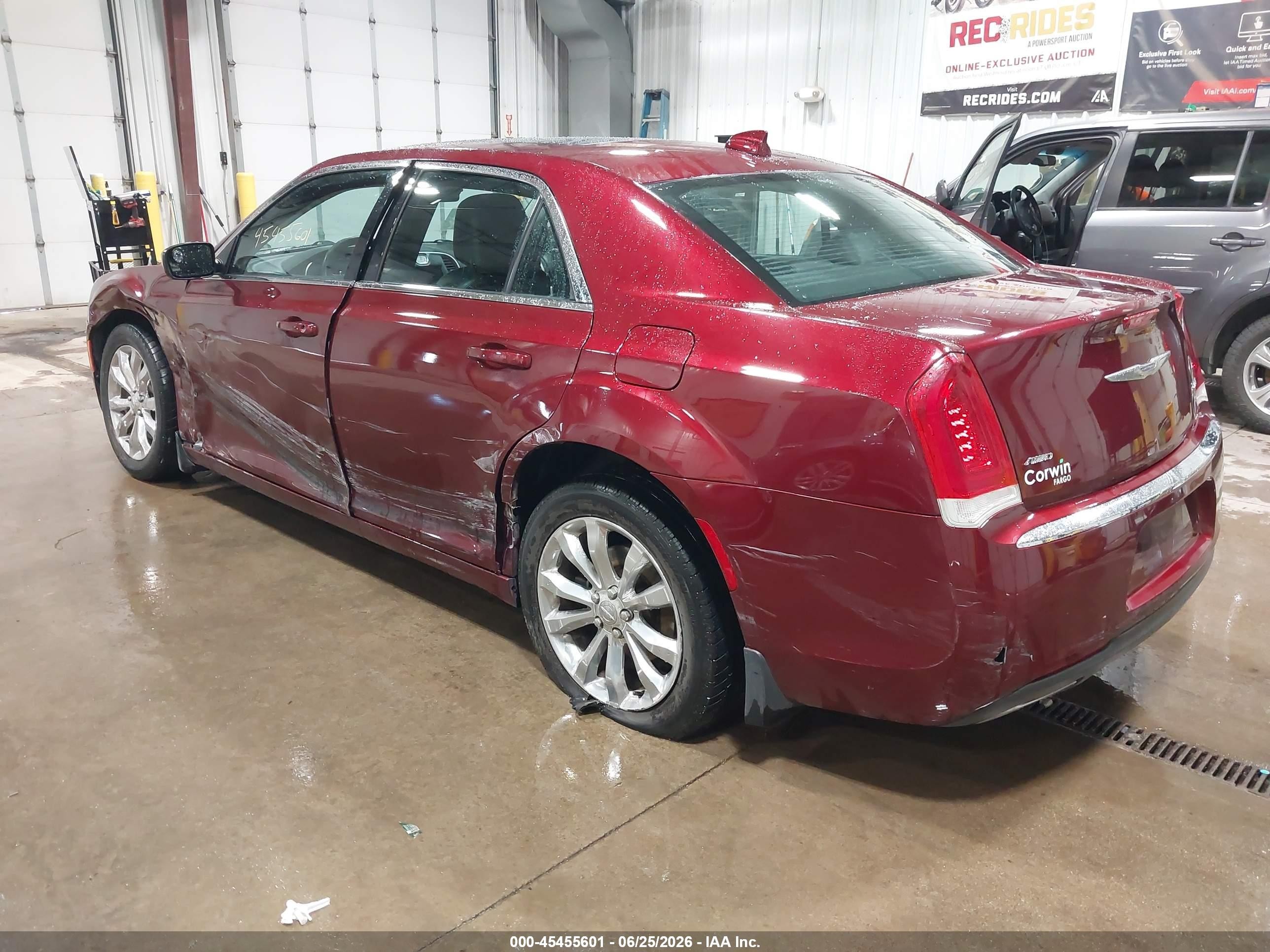 2015 Chrysler 300 Limited Red vin: 2C3CCARG4FH923424