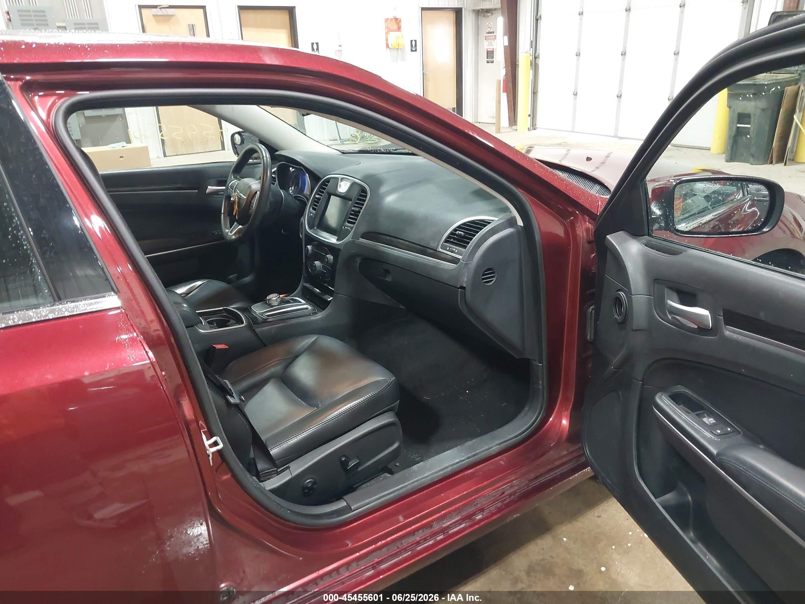 2015 Chrysler 300 Limited Red vin: 2C3CCARG4FH923424