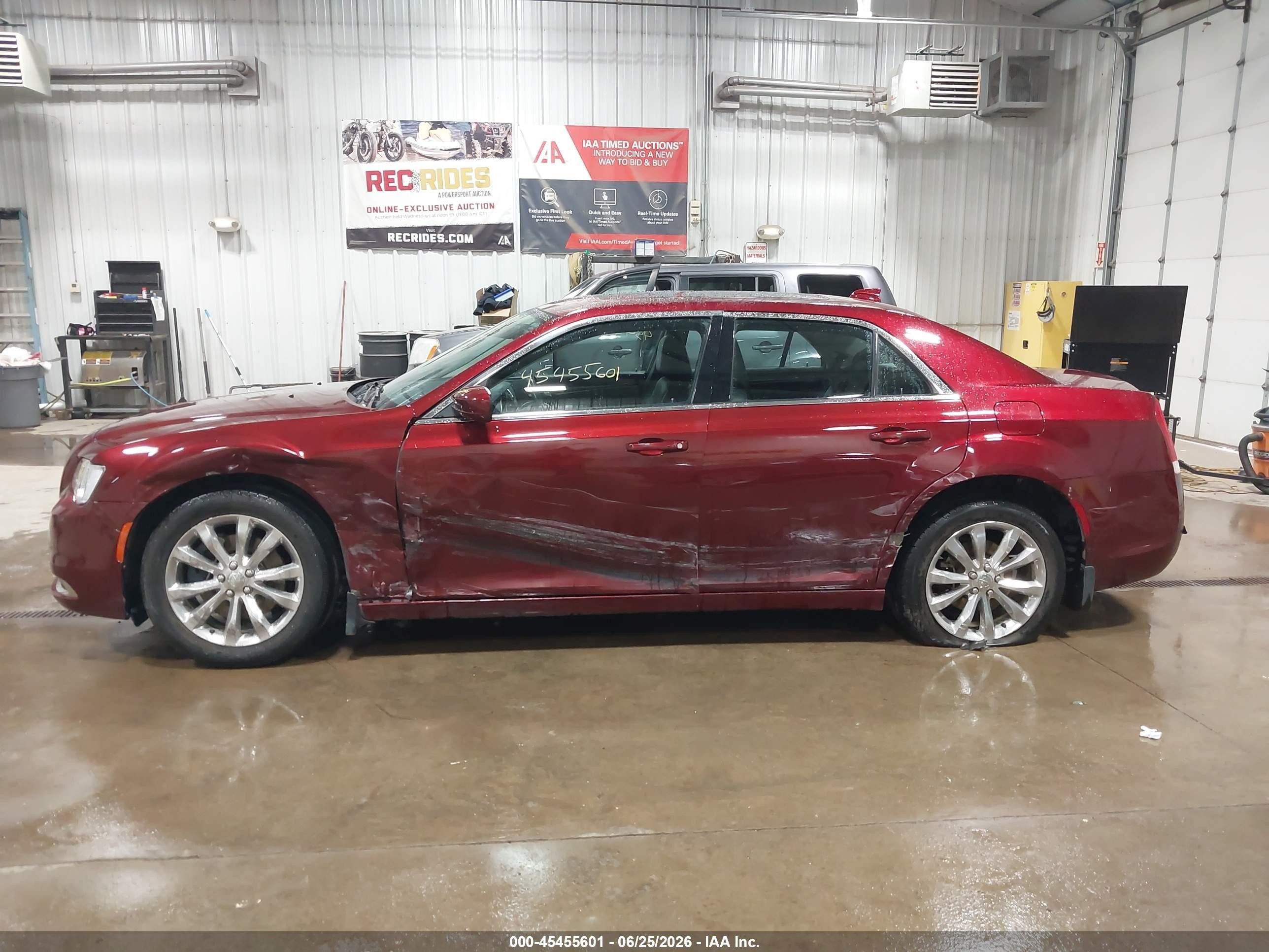 2015 Chrysler 300 Limited Red vin: 2C3CCARG4FH923424