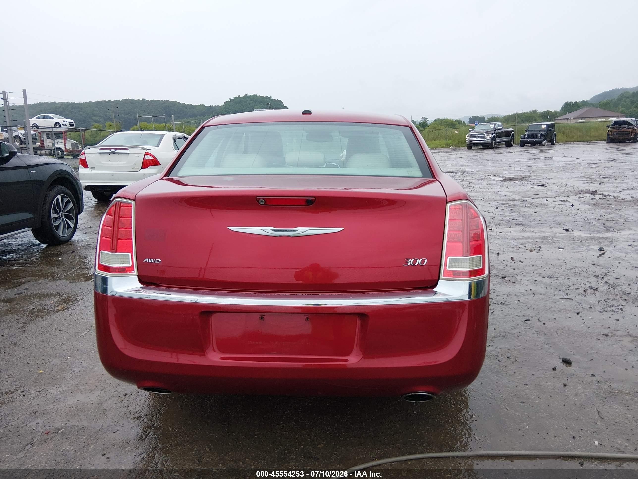 2014 Chrysler 300   Red vin: 2C3CCARG5EH321470