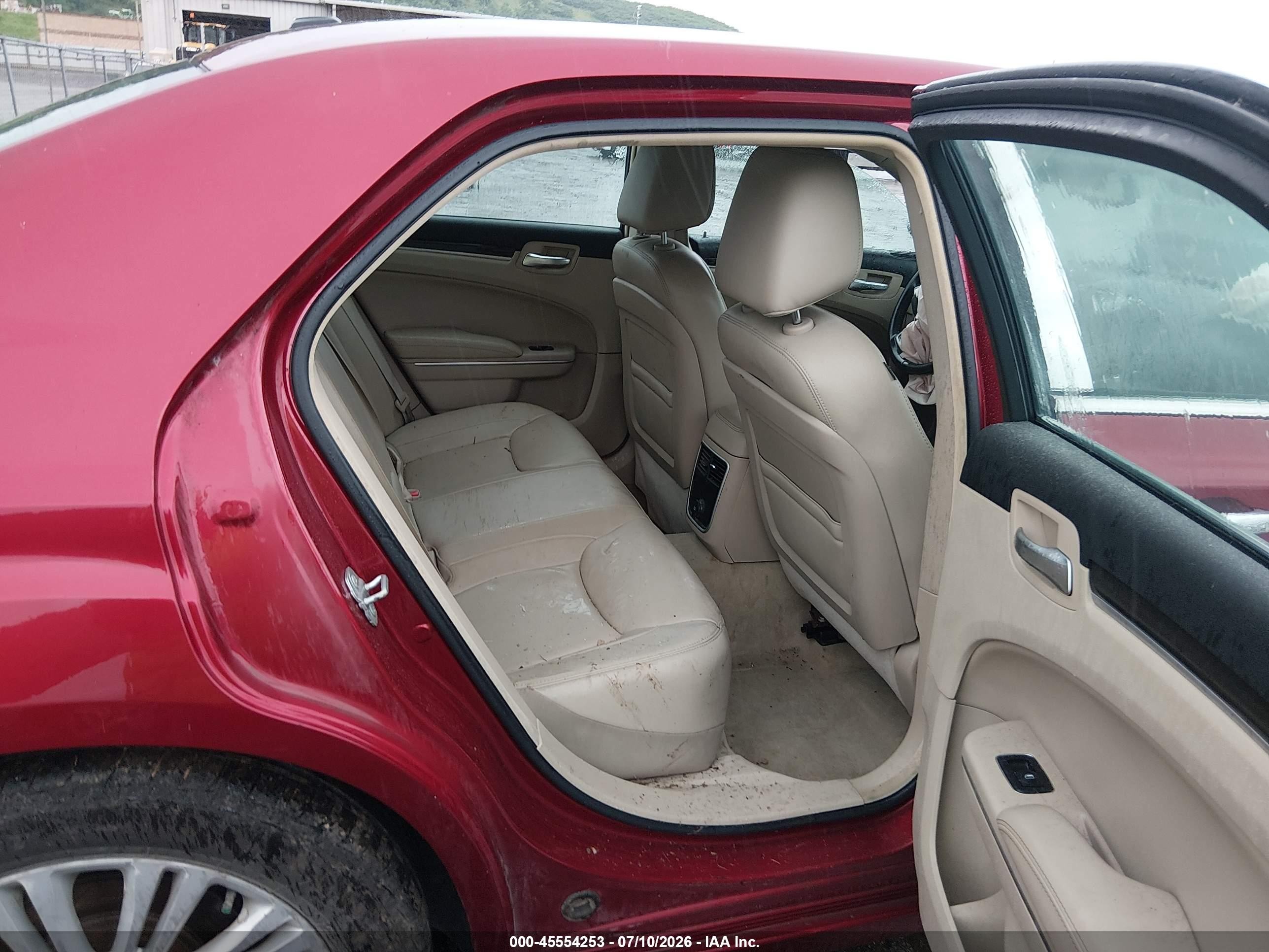 2014 Chrysler 300   Red vin: 2C3CCARG5EH321470