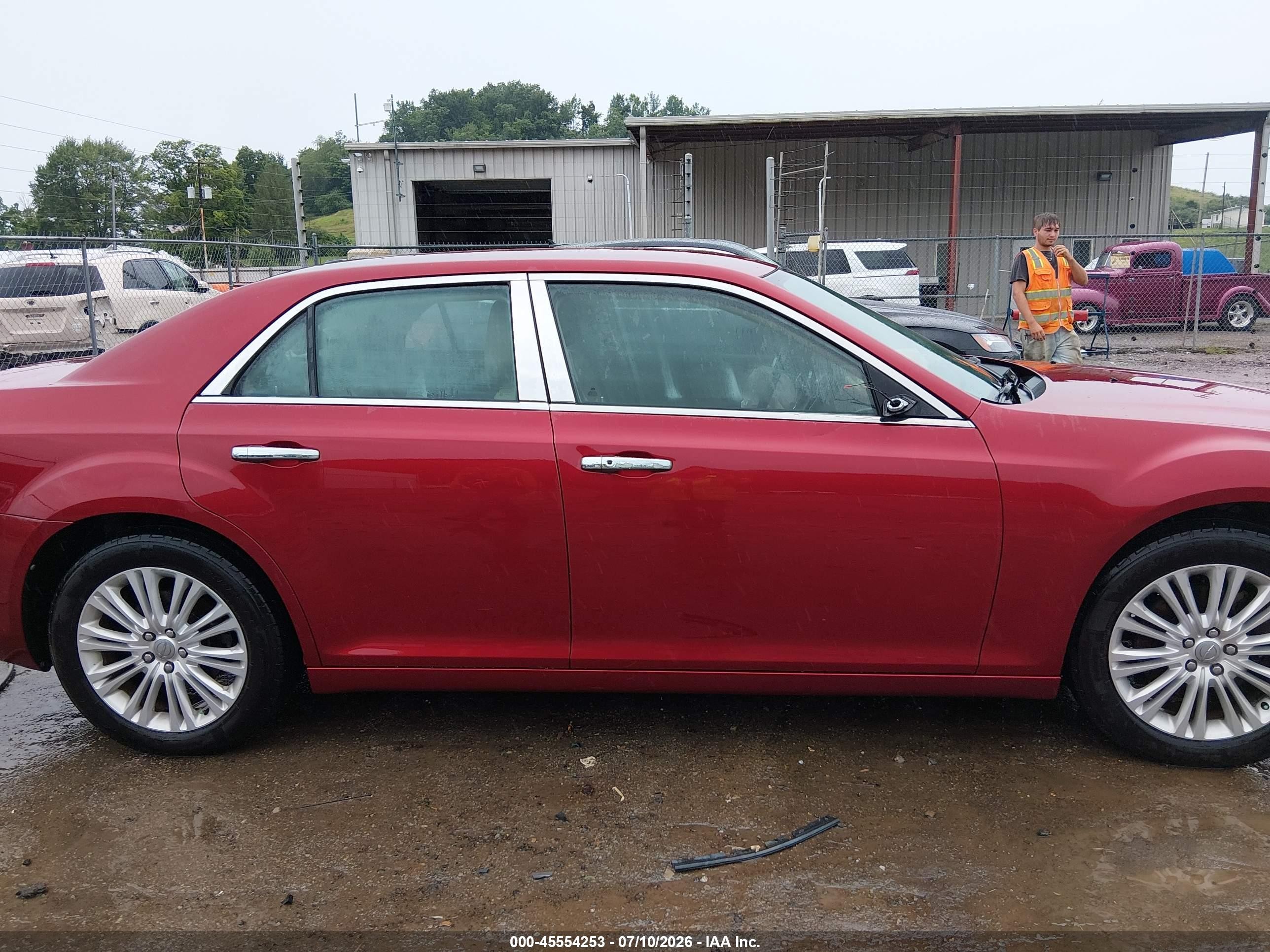 2014 Chrysler 300   Red vin: 2C3CCARG5EH321470