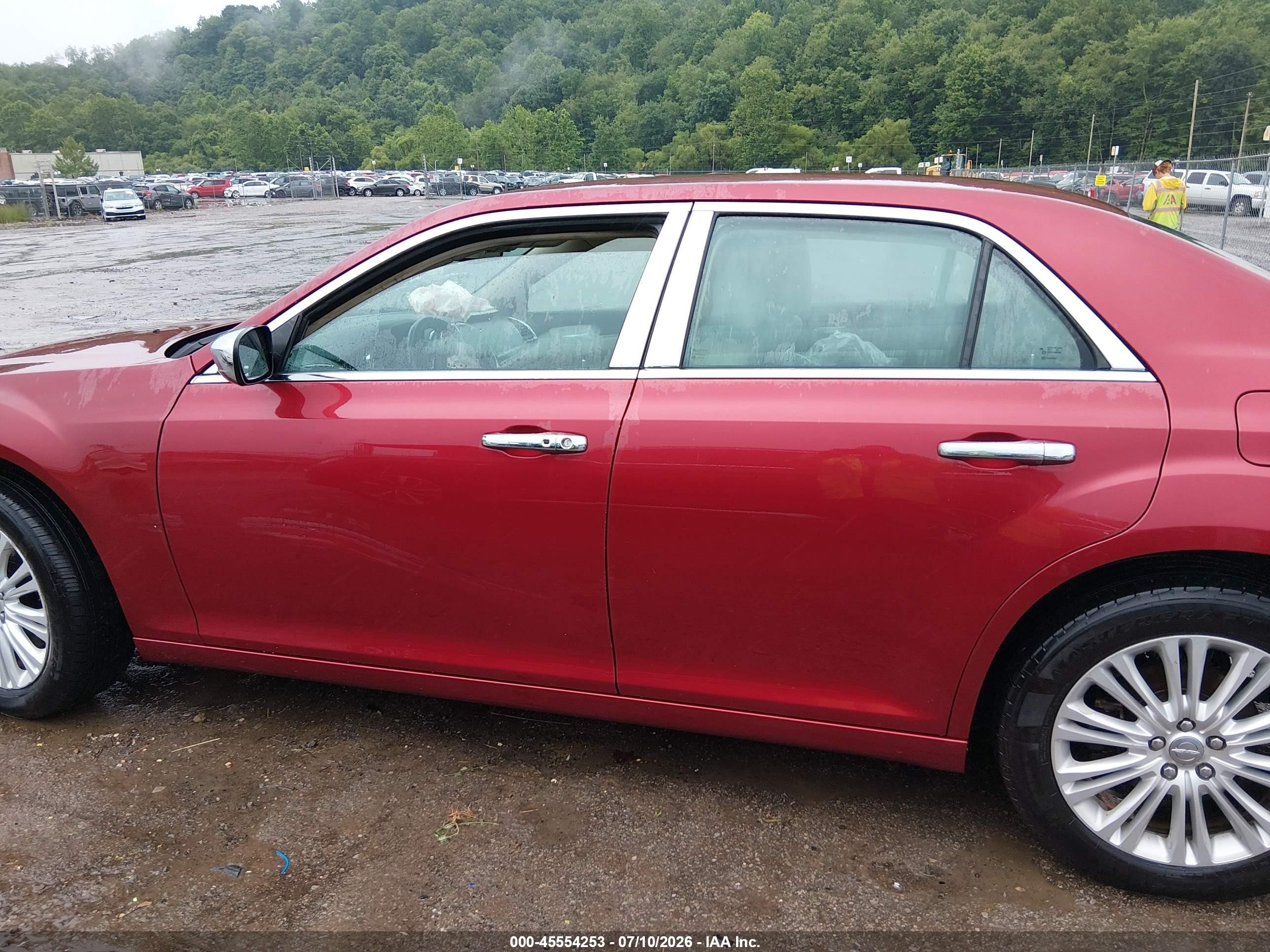 2014 Chrysler 300   Red vin: 2C3CCARG5EH321470