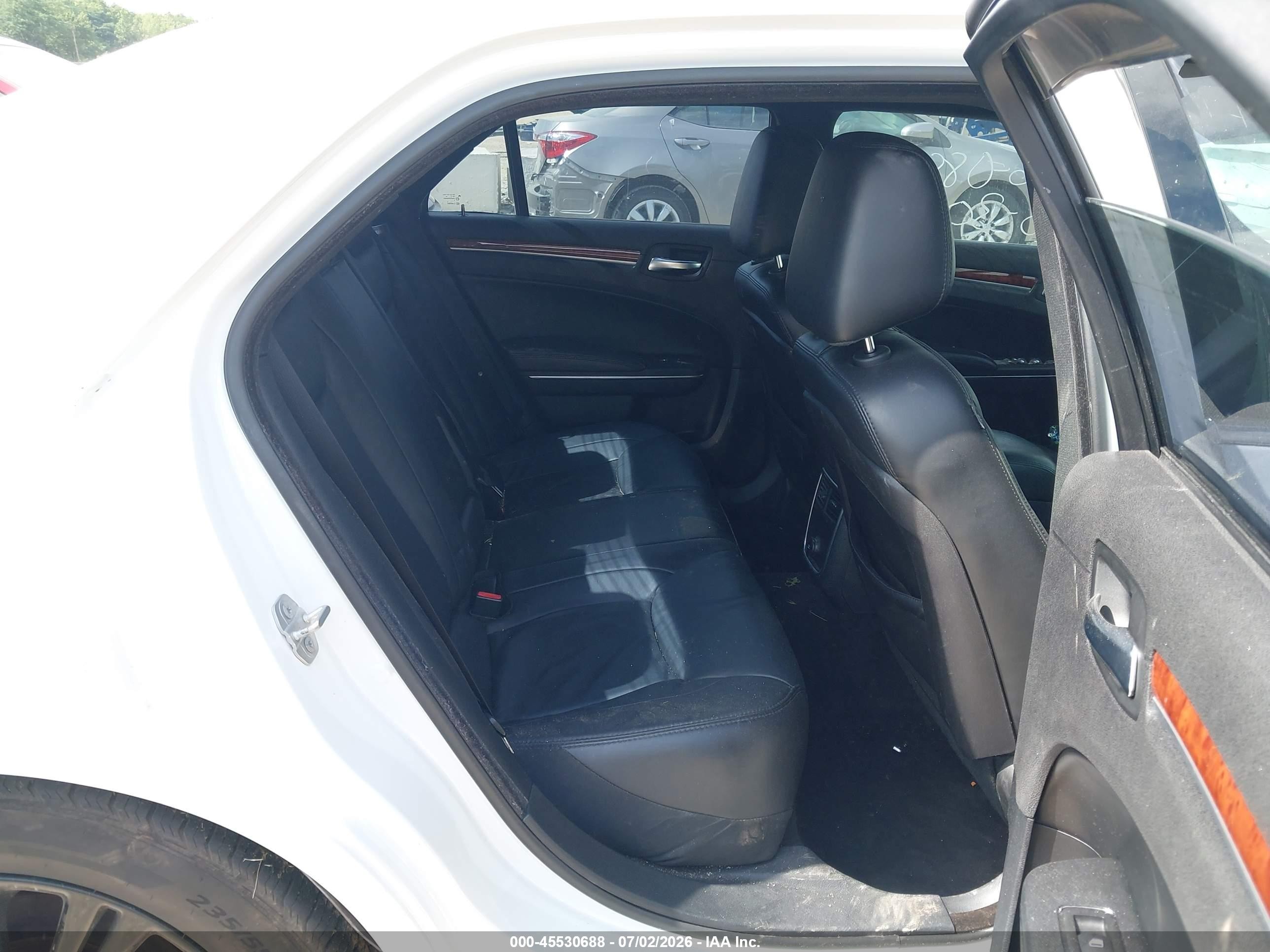 2014 Chrysler 300   White vin: 2C3CCARG5EH384374