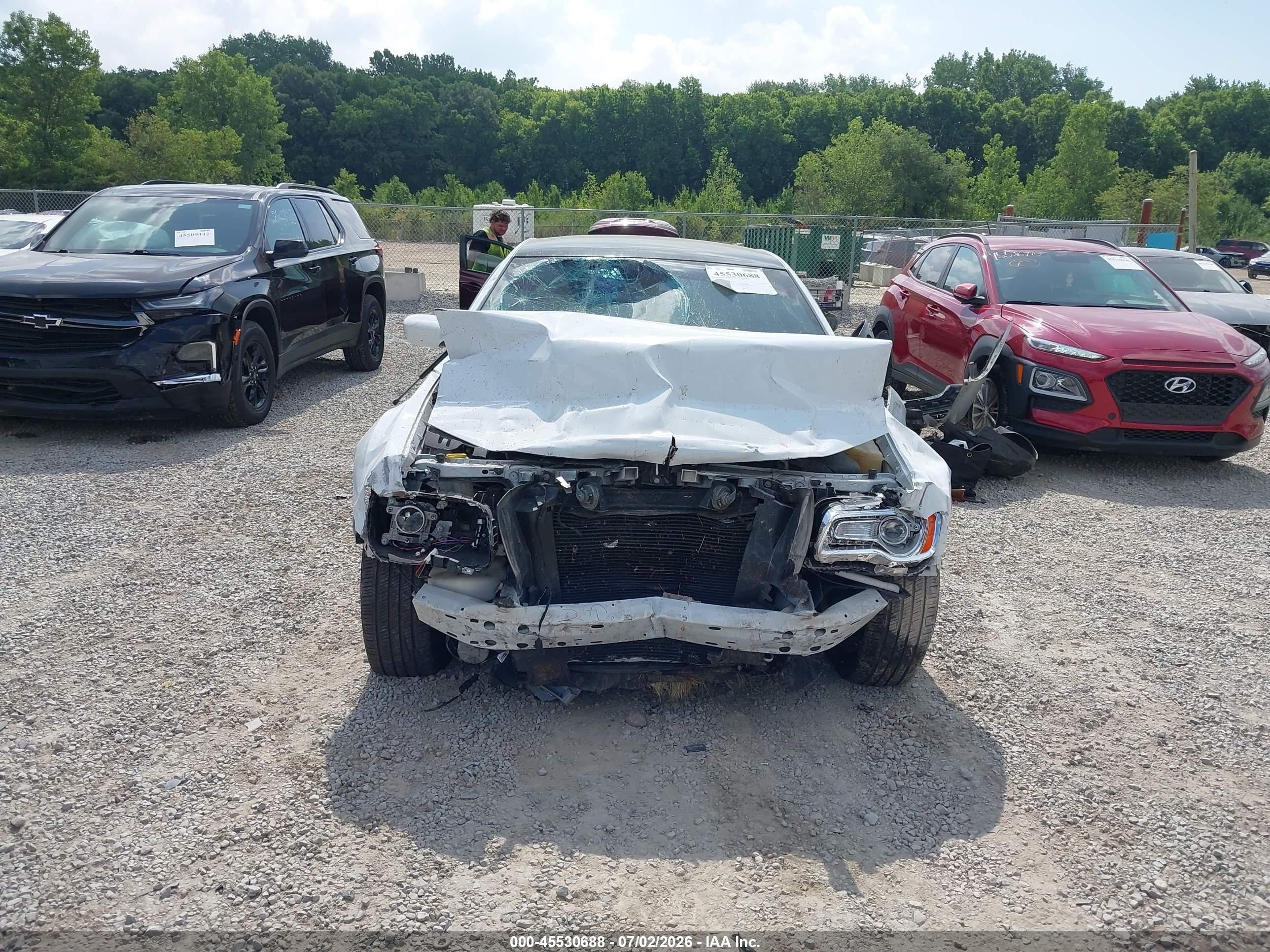 2014 Chrysler 300   White vin: 2C3CCARG5EH384374