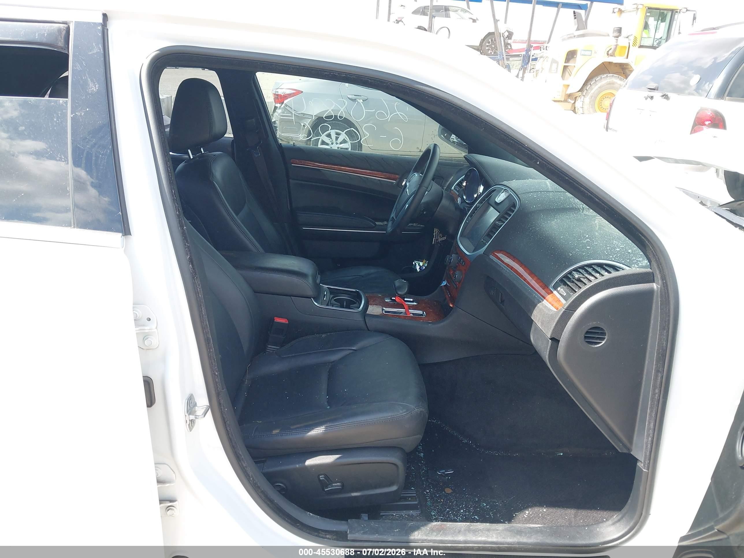 2014 Chrysler 300   White vin: 2C3CCARG5EH384374