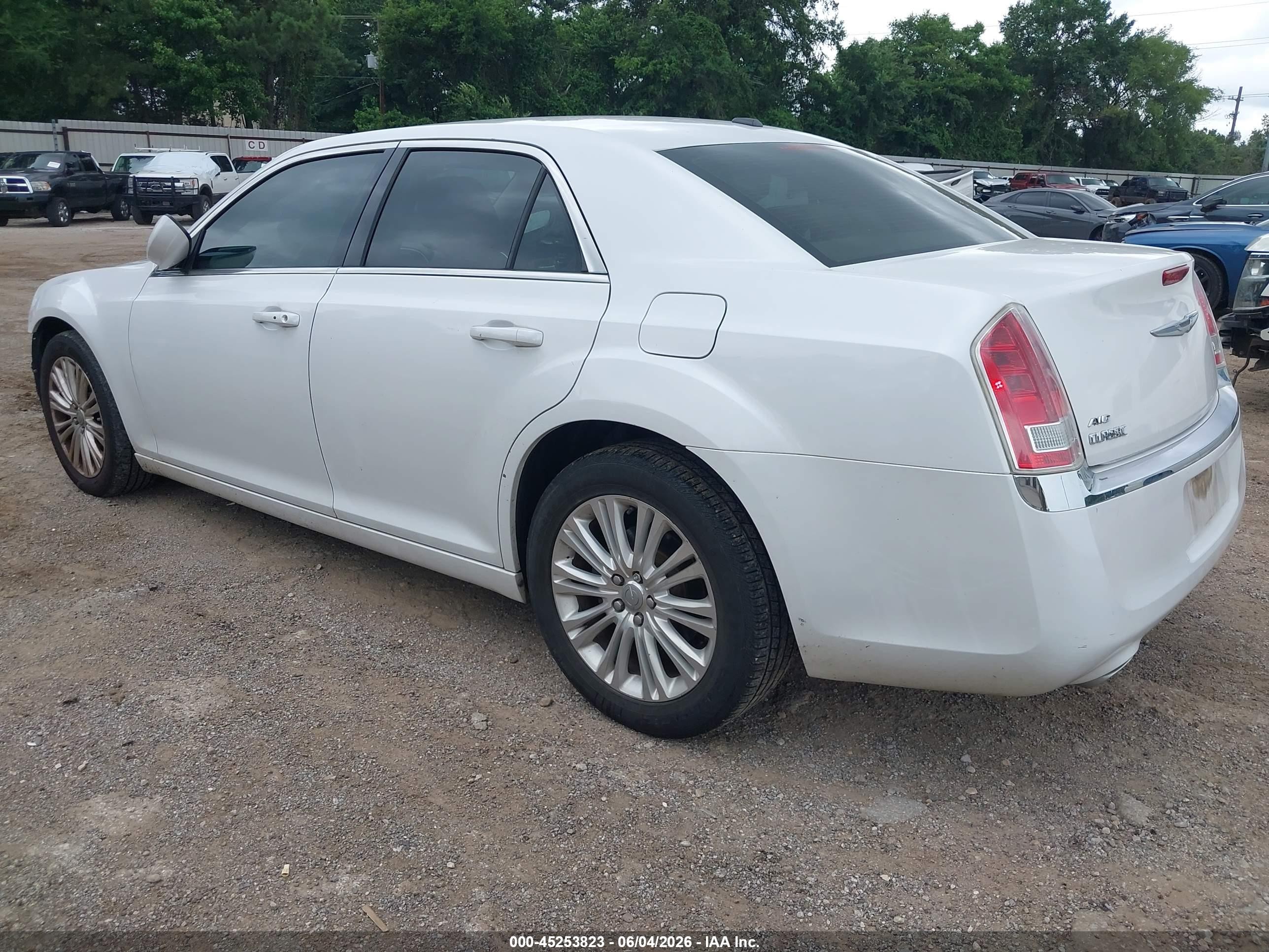 2014 Chrysler 300   White vin: 2C3CCARG6EH179467