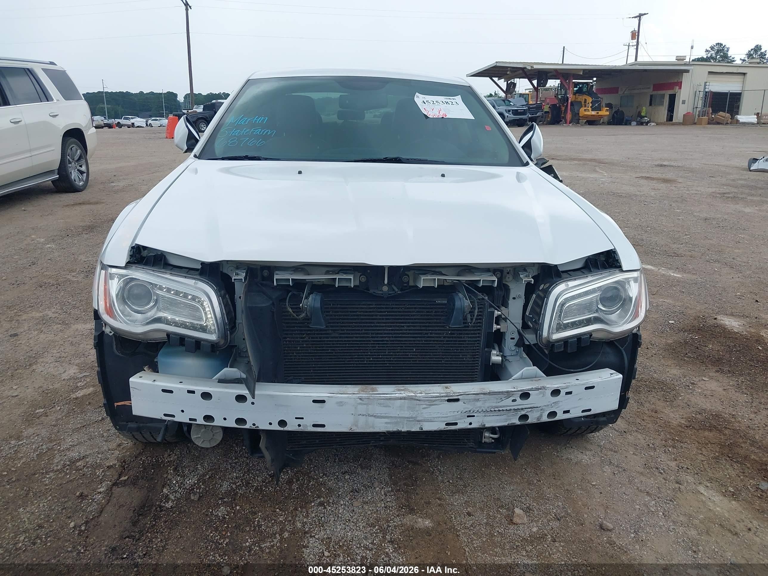2014 Chrysler 300   White vin: 2C3CCARG6EH179467