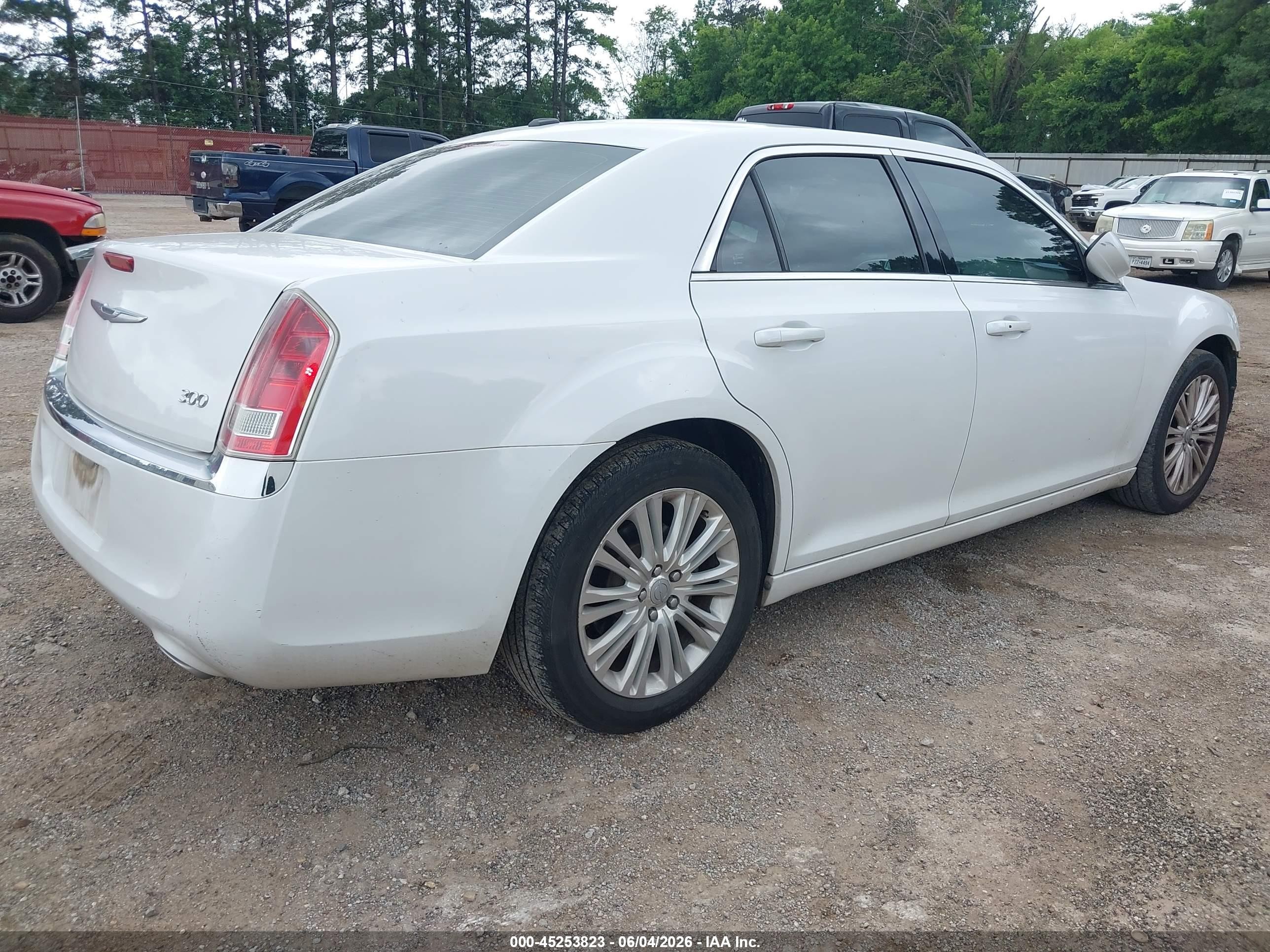 2014 Chrysler 300   White vin: 2C3CCARG6EH179467