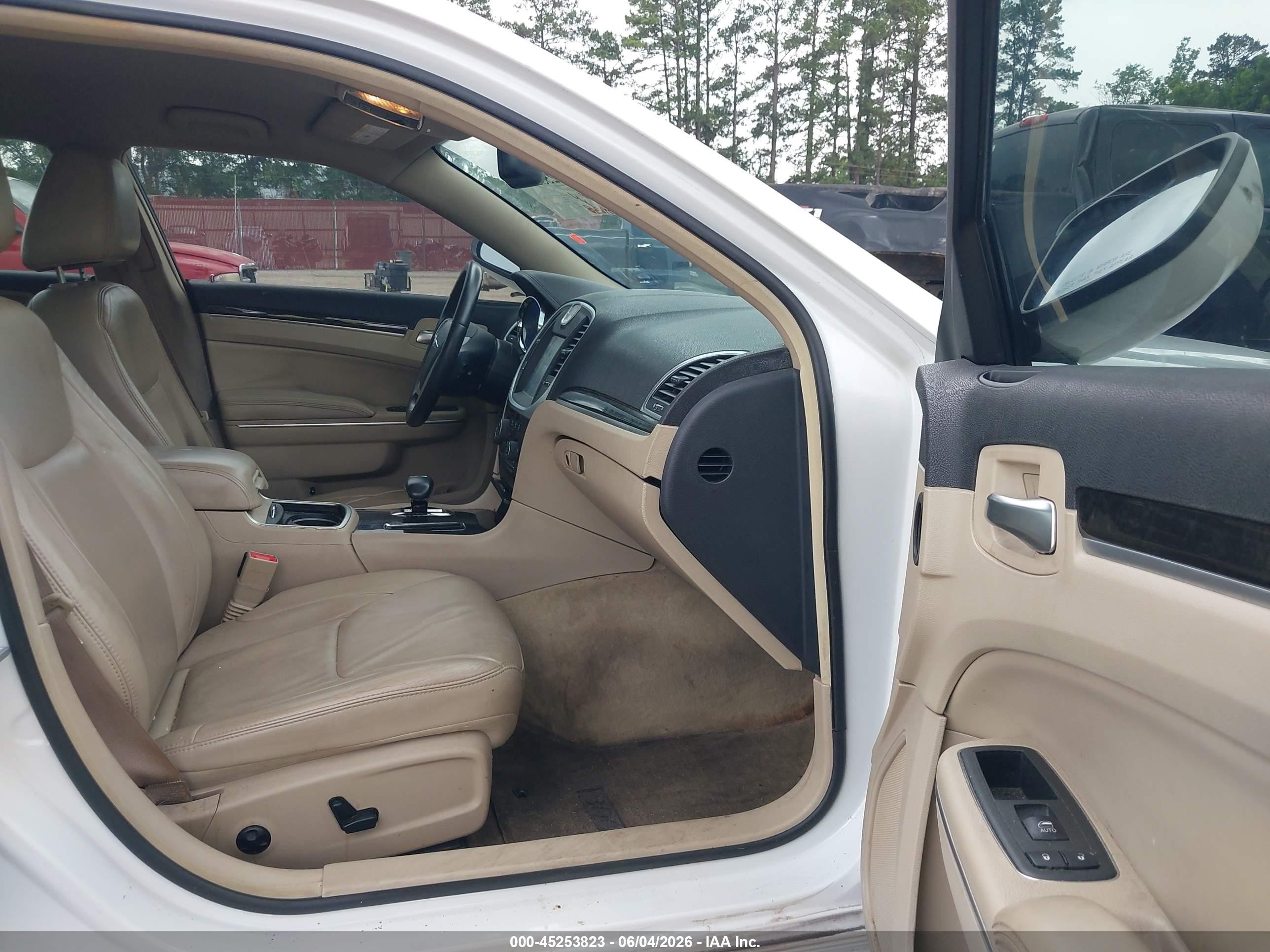 2014 Chrysler 300   White vin: 2C3CCARG6EH179467