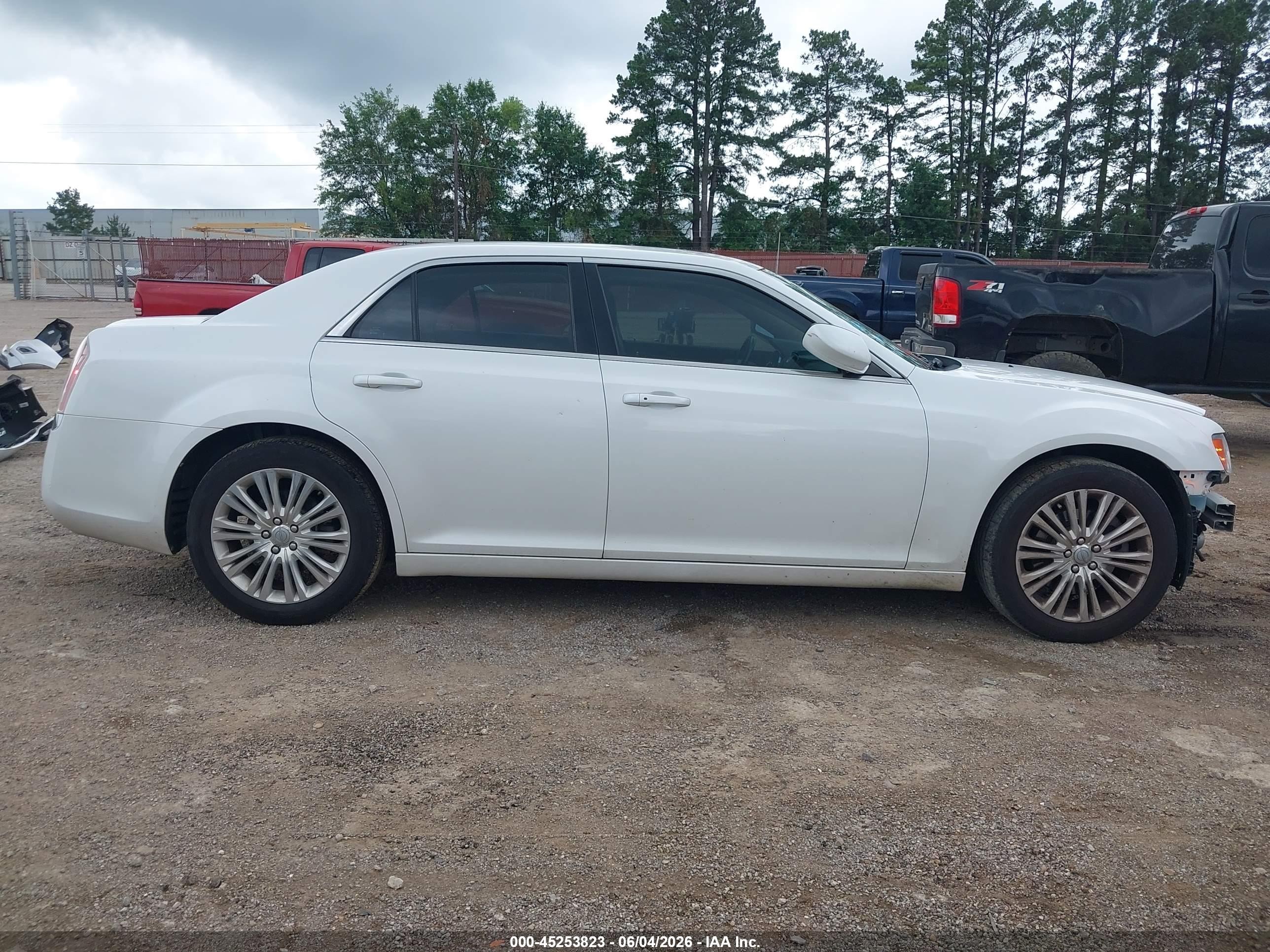 2014 Chrysler 300   White vin: 2C3CCARG6EH179467