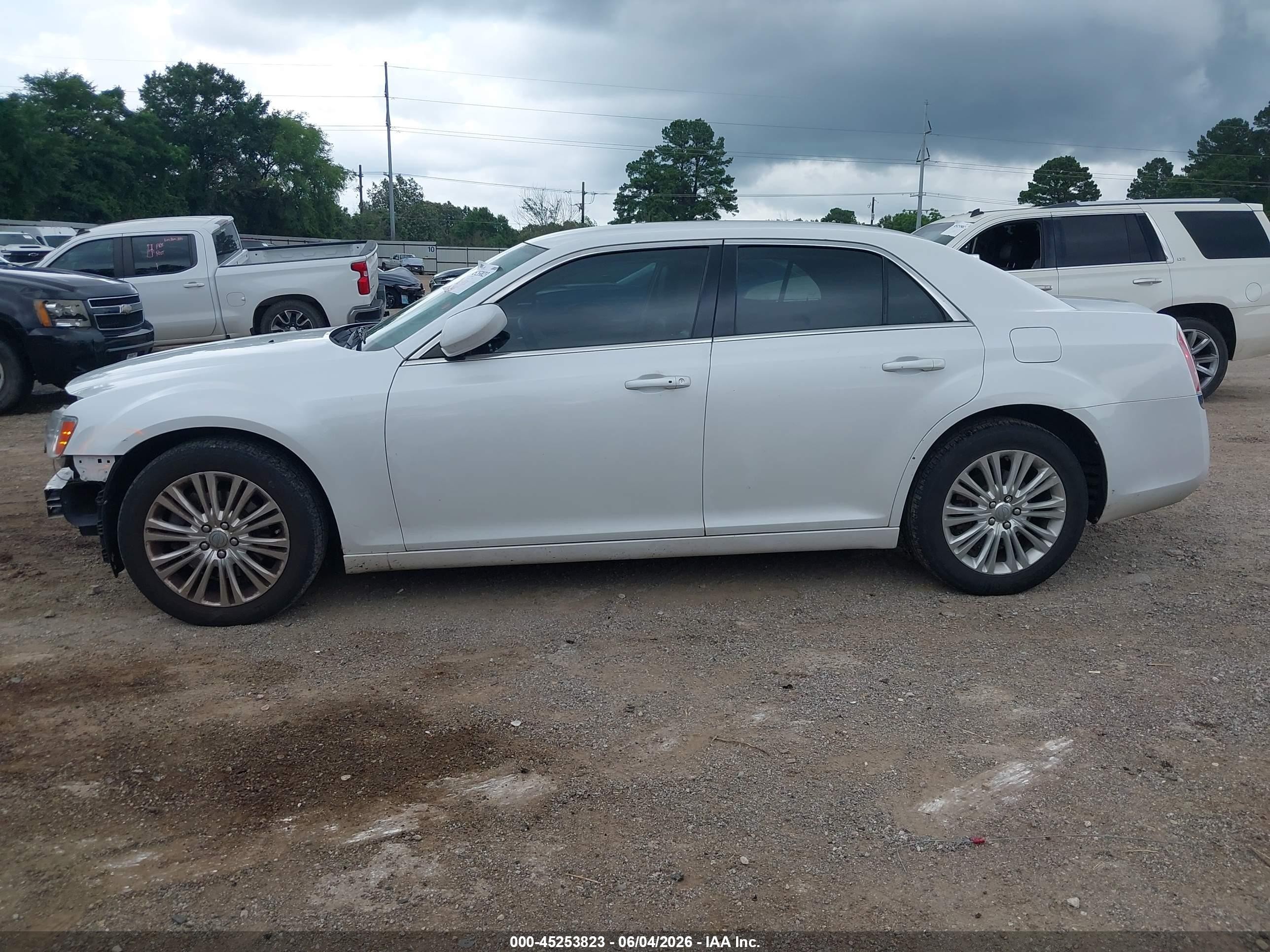 2014 Chrysler 300   White vin: 2C3CCARG6EH179467