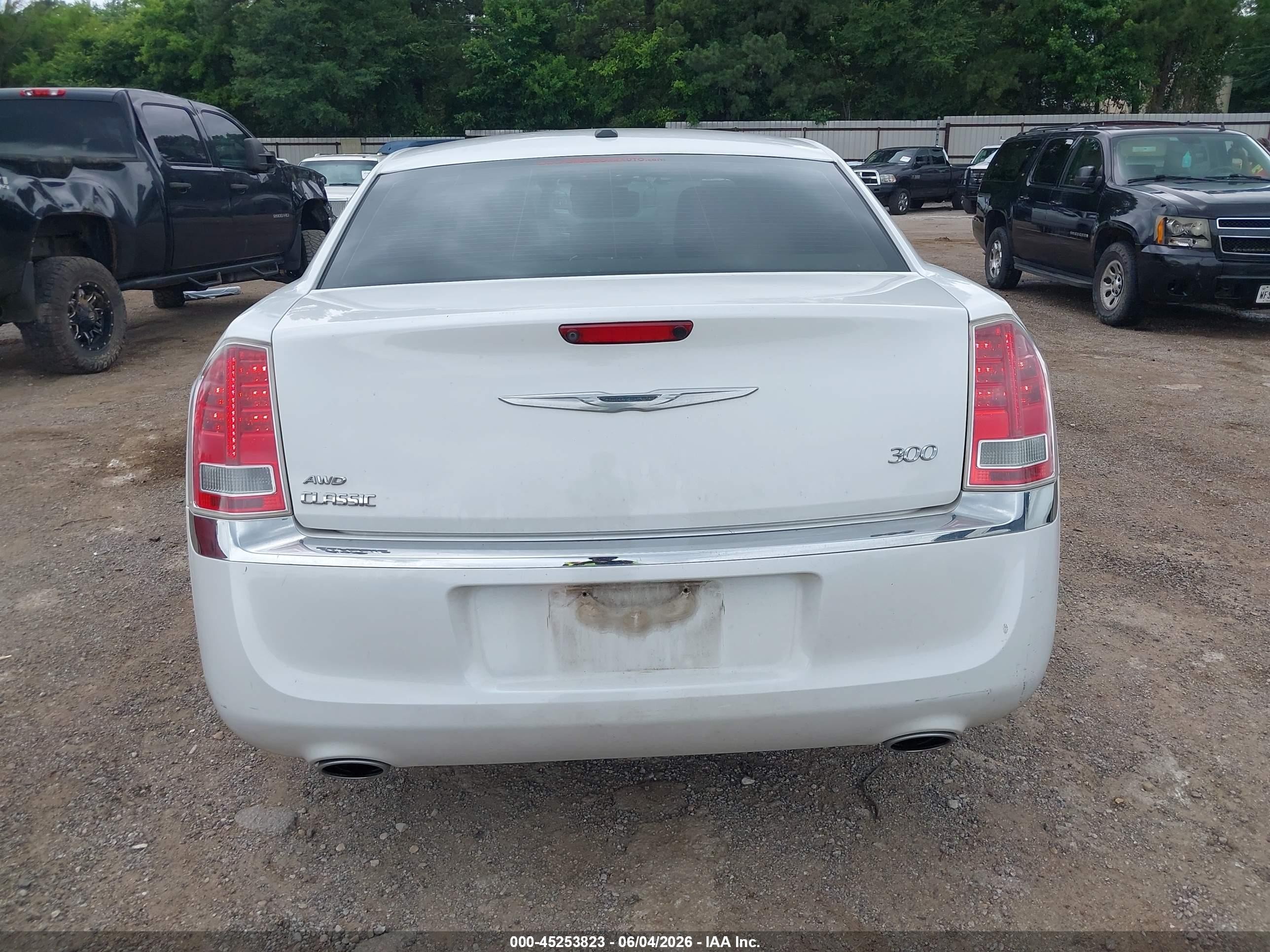 2014 Chrysler 300   White vin: 2C3CCARG6EH179467