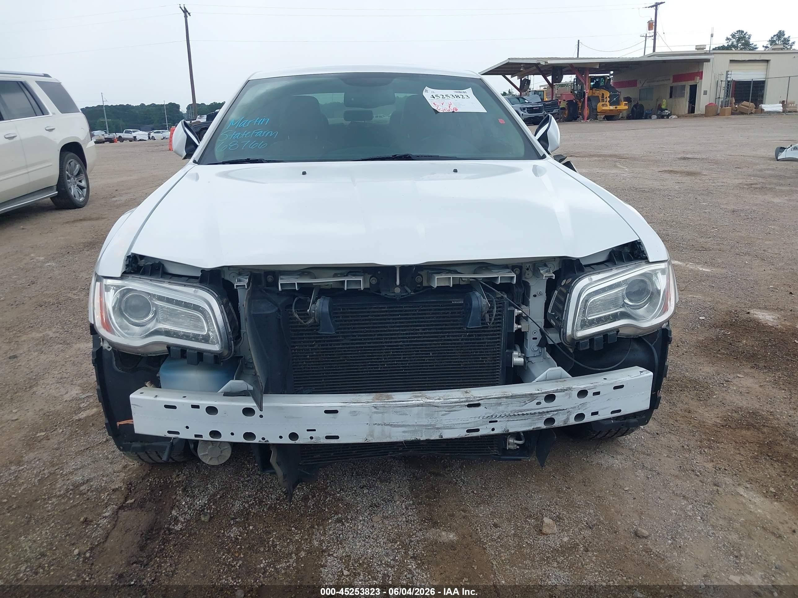 2014 Chrysler 300   White vin: 2C3CCARG6EH179467