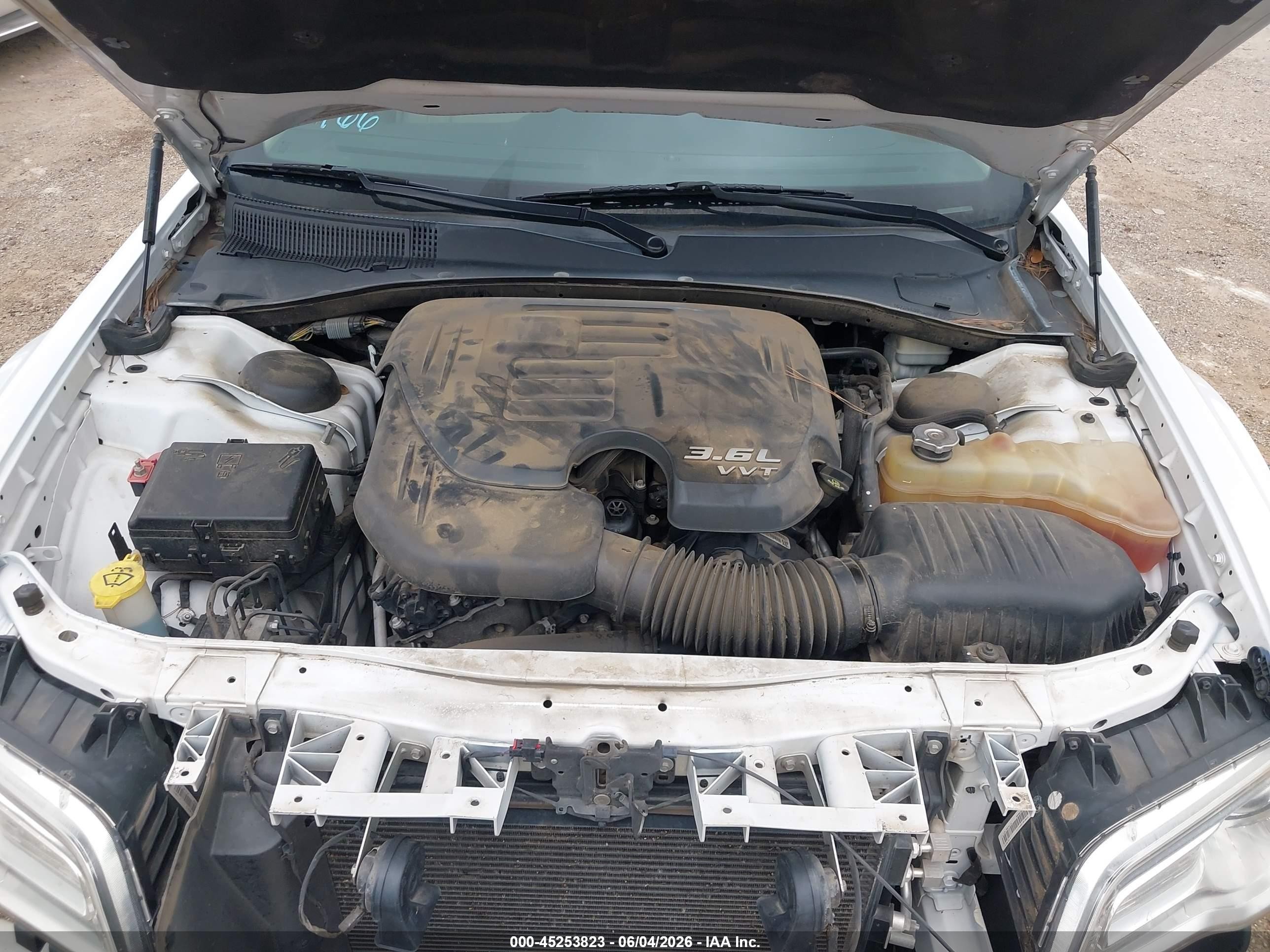 2014 Chrysler 300   White vin: 2C3CCARG6EH179467