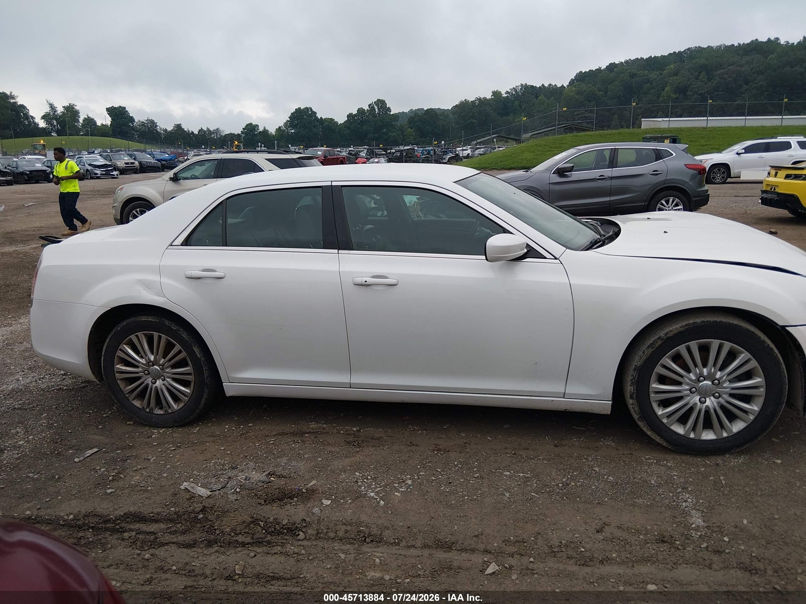 2014 Chrysler 300   White vin: 2C3CCARG6EH183891