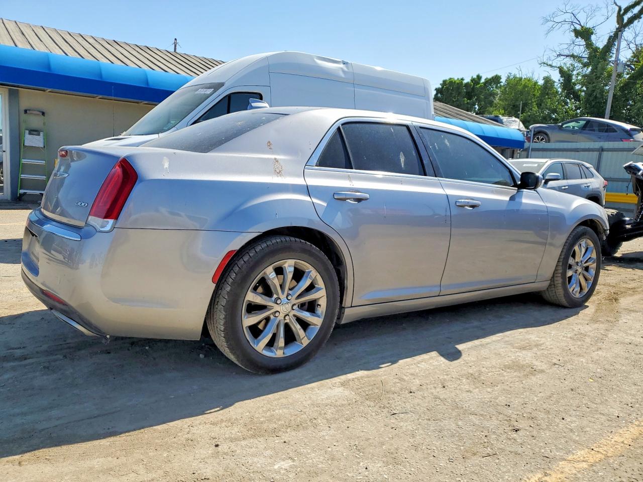 2015 Chrysler 300 Limited Серебряный vin: 2C3CCARG9FH773066
