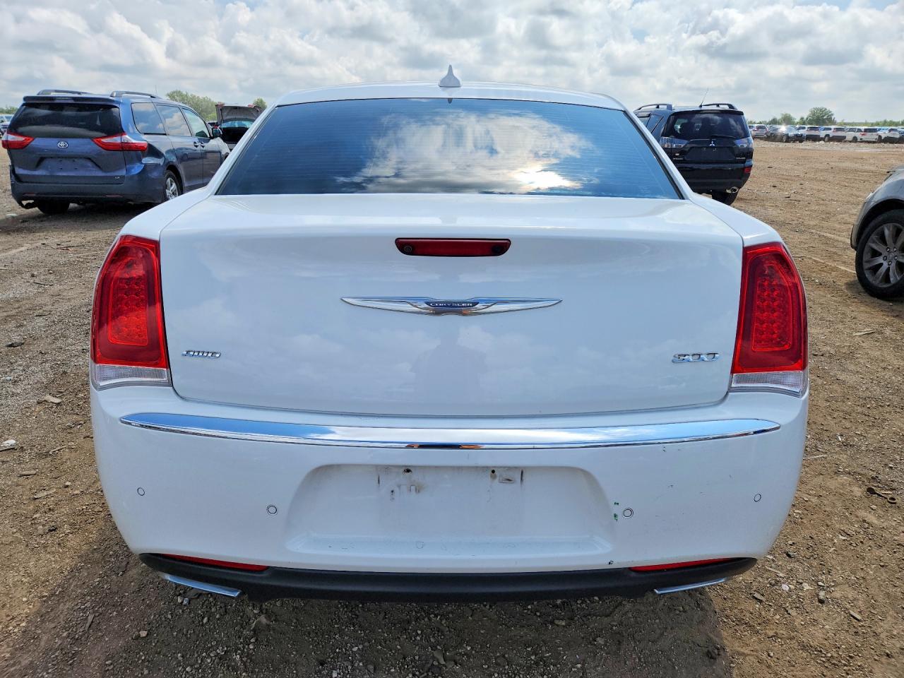 2015 Chrysler 300 Limited White vin: 2C3CCARG9FH923323