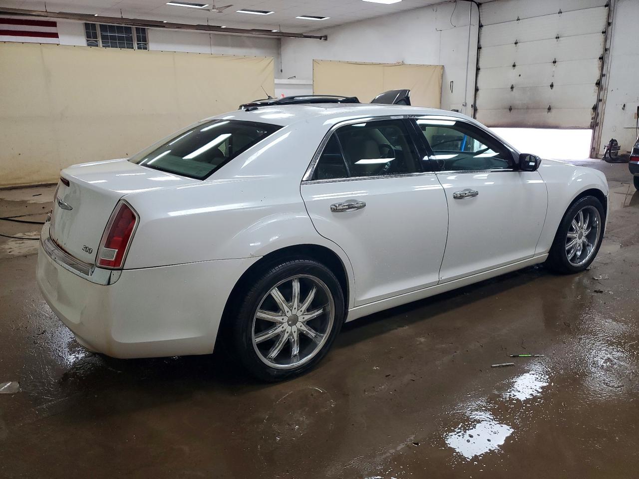 2013 Chrysler 300 White vin: 2C3CCARGXDH533411