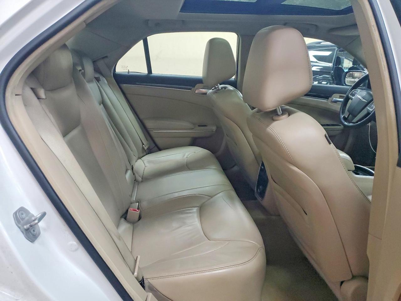 2013 Chrysler 300 White vin: 2C3CCARGXDH533411