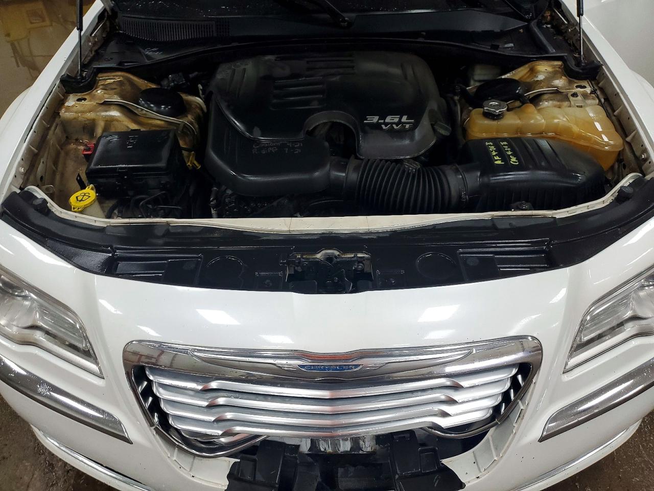 2013 Chrysler 300 White vin: 2C3CCARGXDH533411