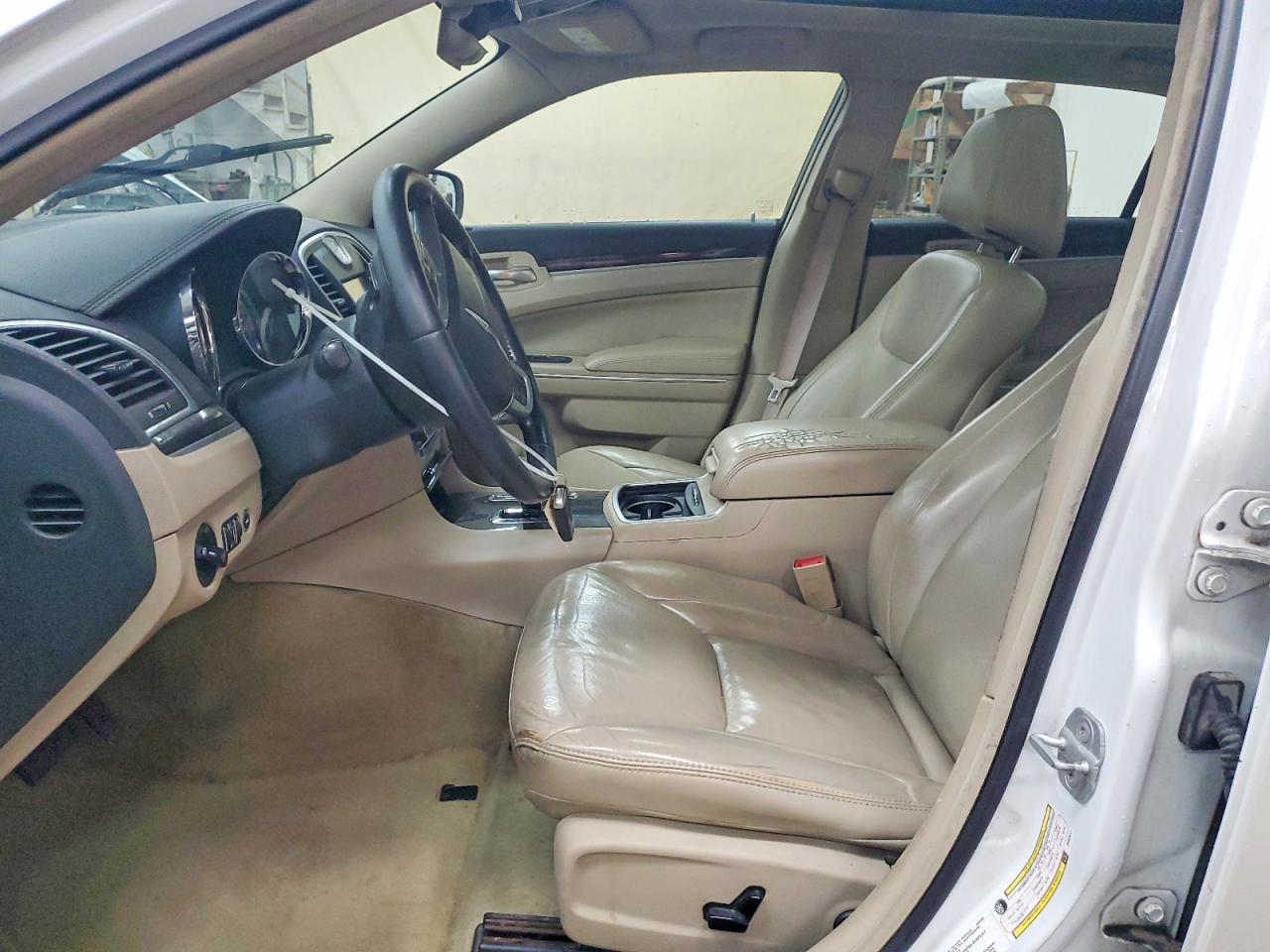2013 Chrysler 300 White vin: 2C3CCARGXDH533411
