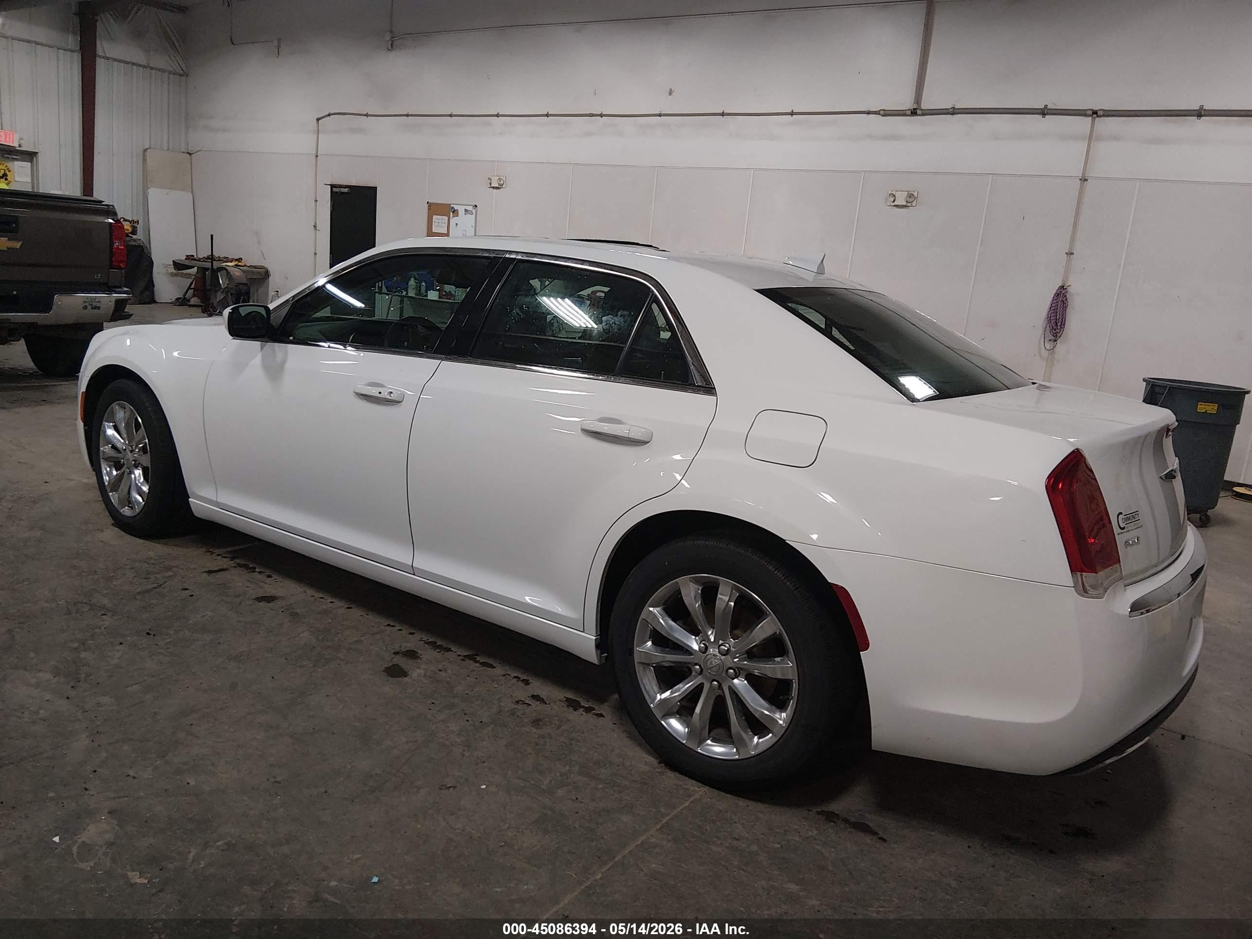 2015 Chrysler 300 Limited White vin: 2C3CCARGXFH808391