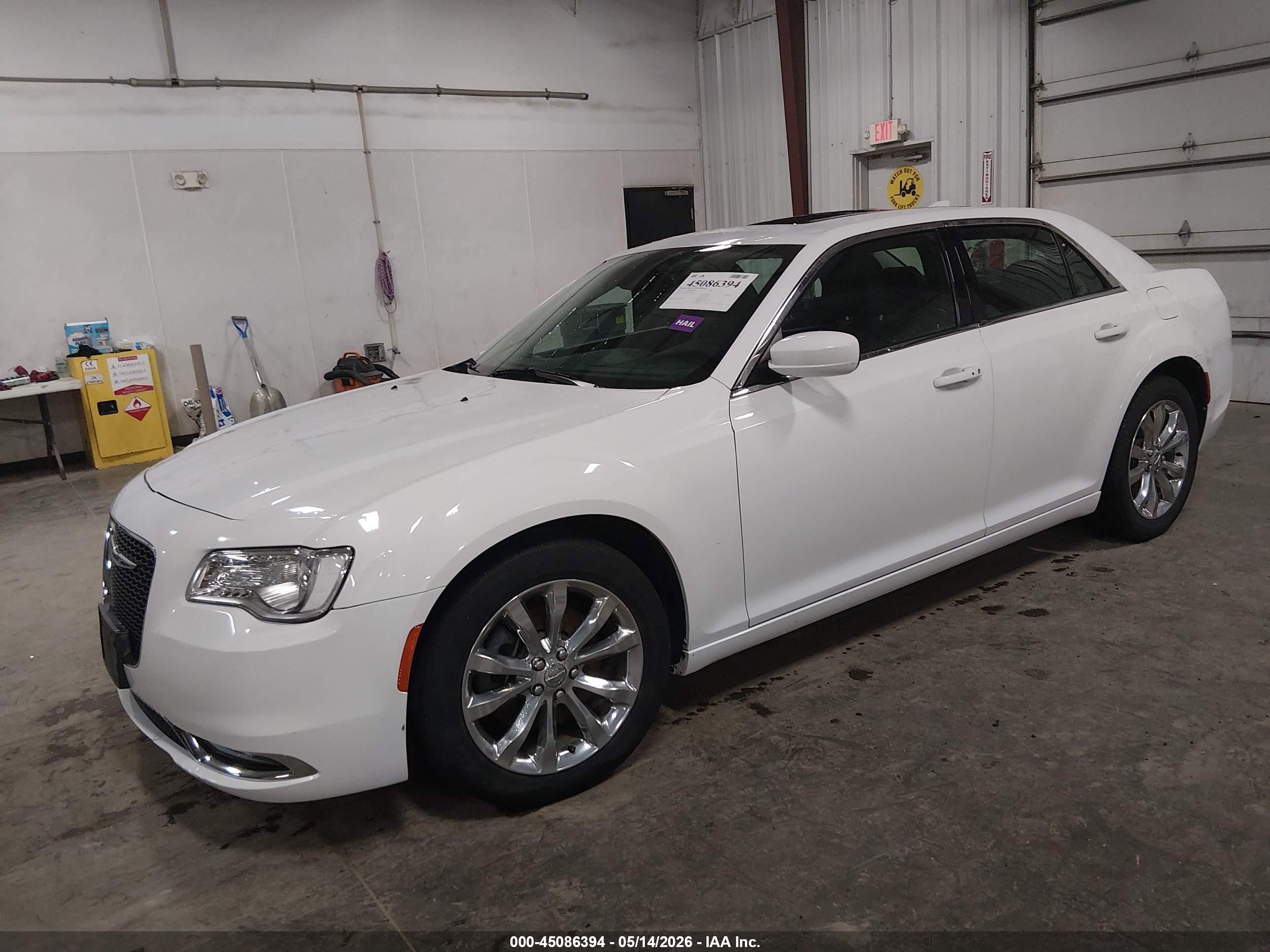 2015 Chrysler 300 Limited White vin: 2C3CCARGXFH808391