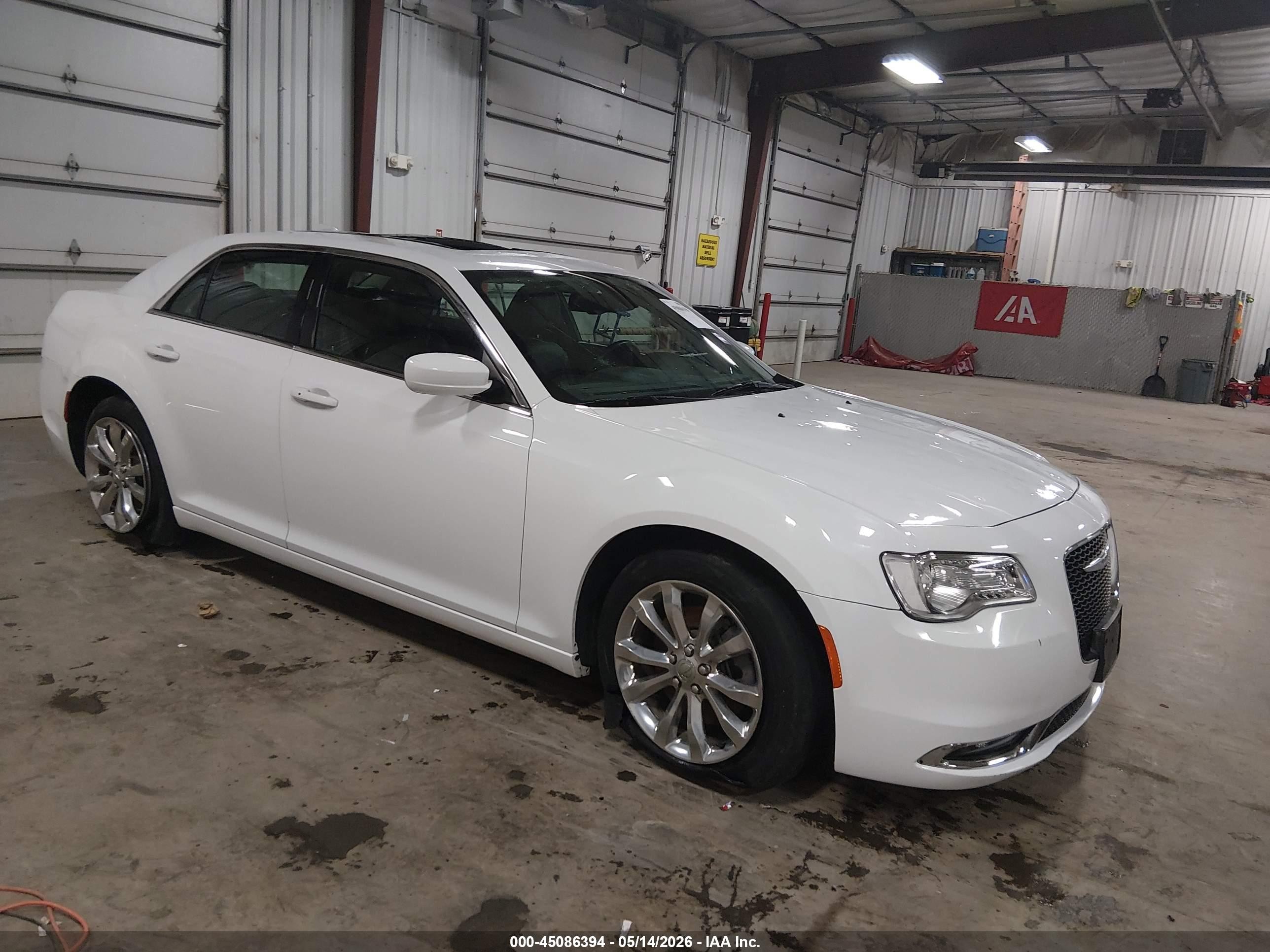 2015 Chrysler 300 Limited White vin: 2C3CCARGXFH808391